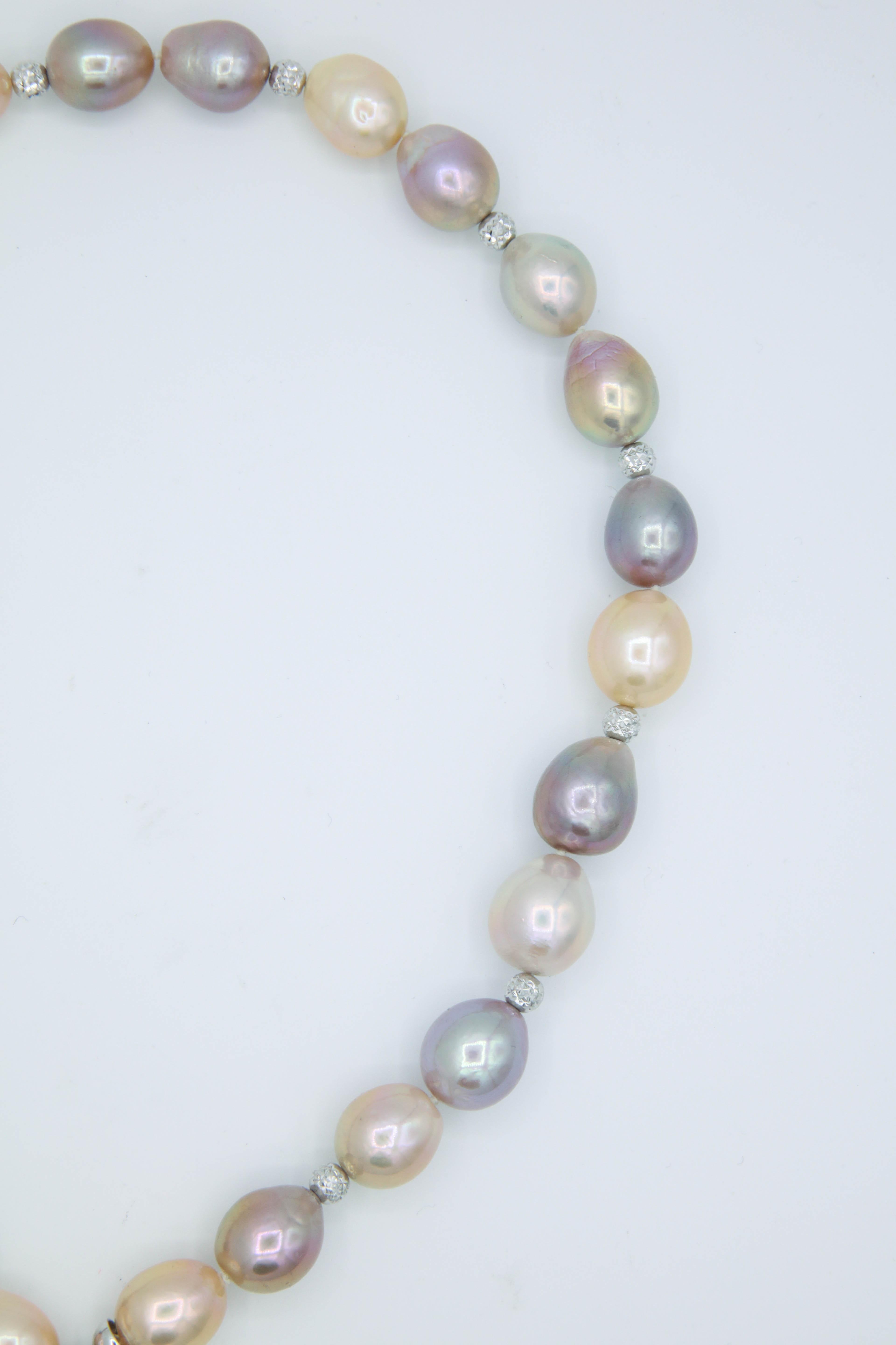 Freshwater Three Color Lariat Necklace In New Condition In New York, NY