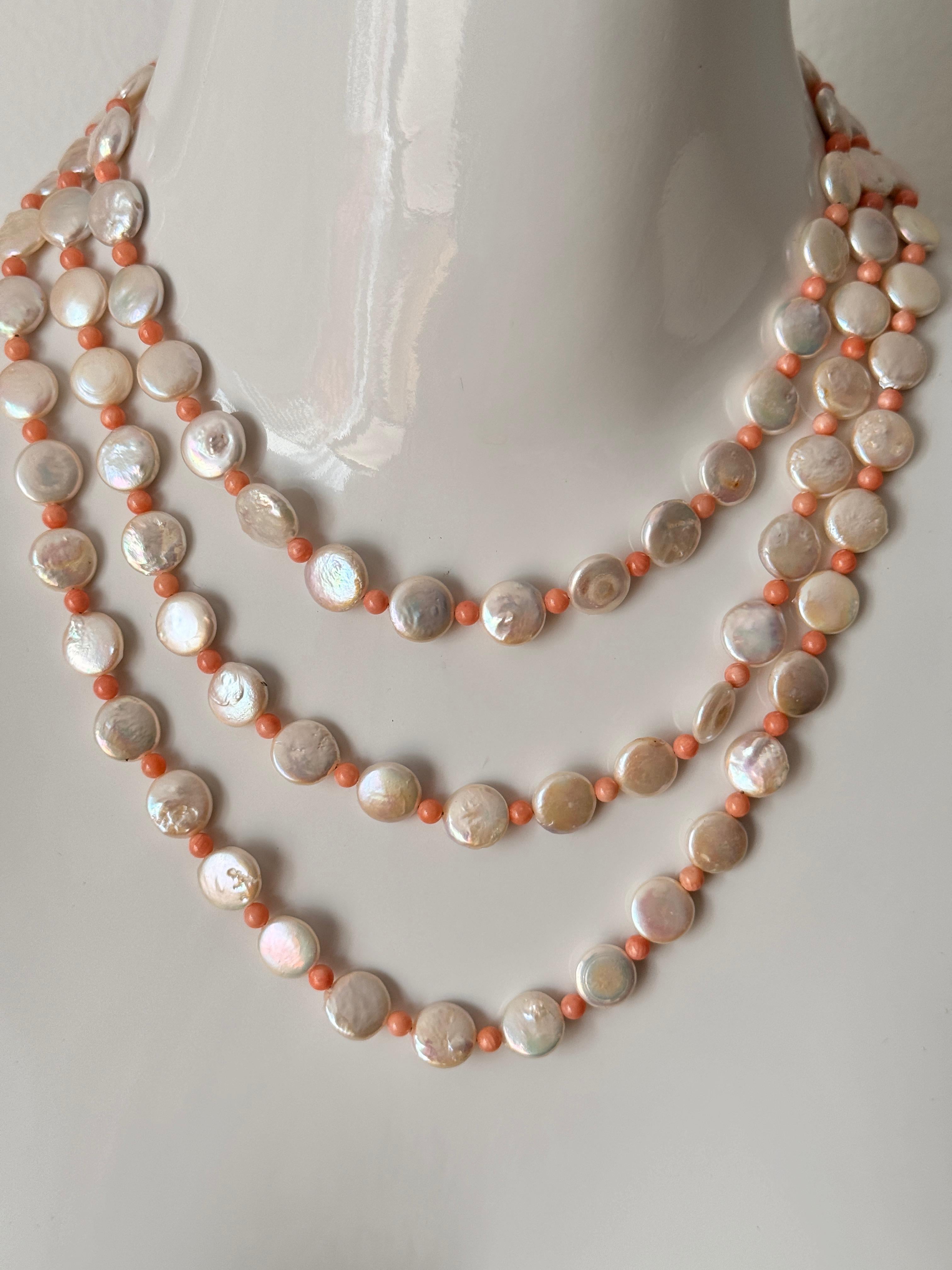 Collier à trois rangs de perles blanches d'eau douce et corail en vente 1