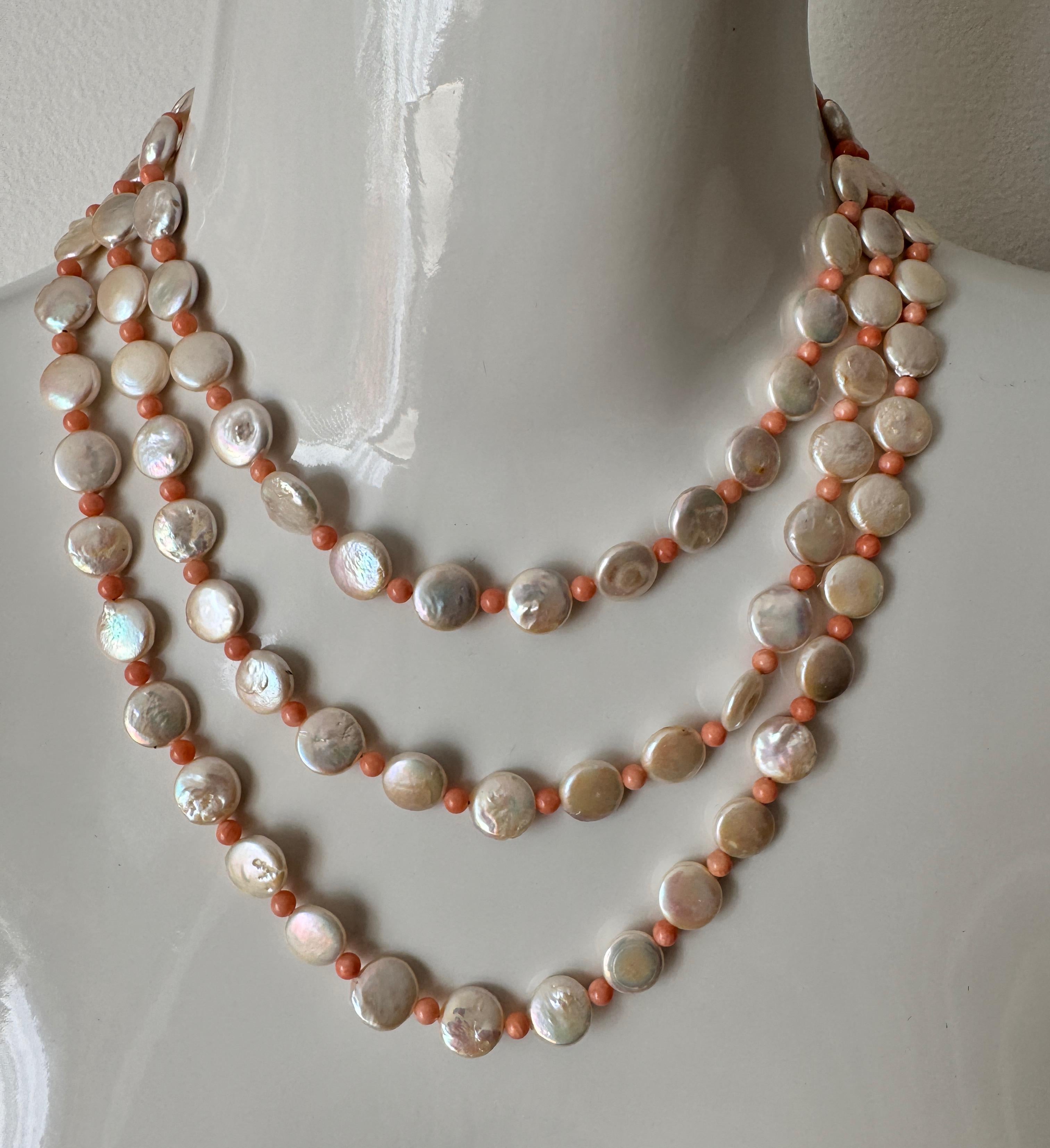 Collier à trois rangs de perles blanches d'eau douce et corail en vente 2