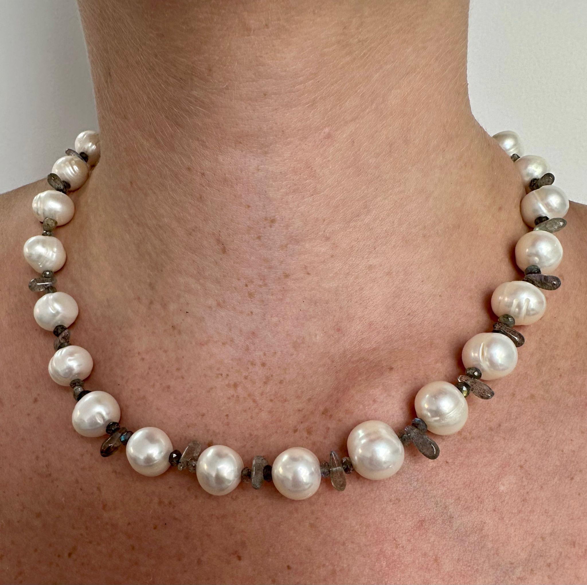 Collana di perle bianche d'acqua dolce e labradorite In condizioni Nuovo in vendita a Lake Worth, FL