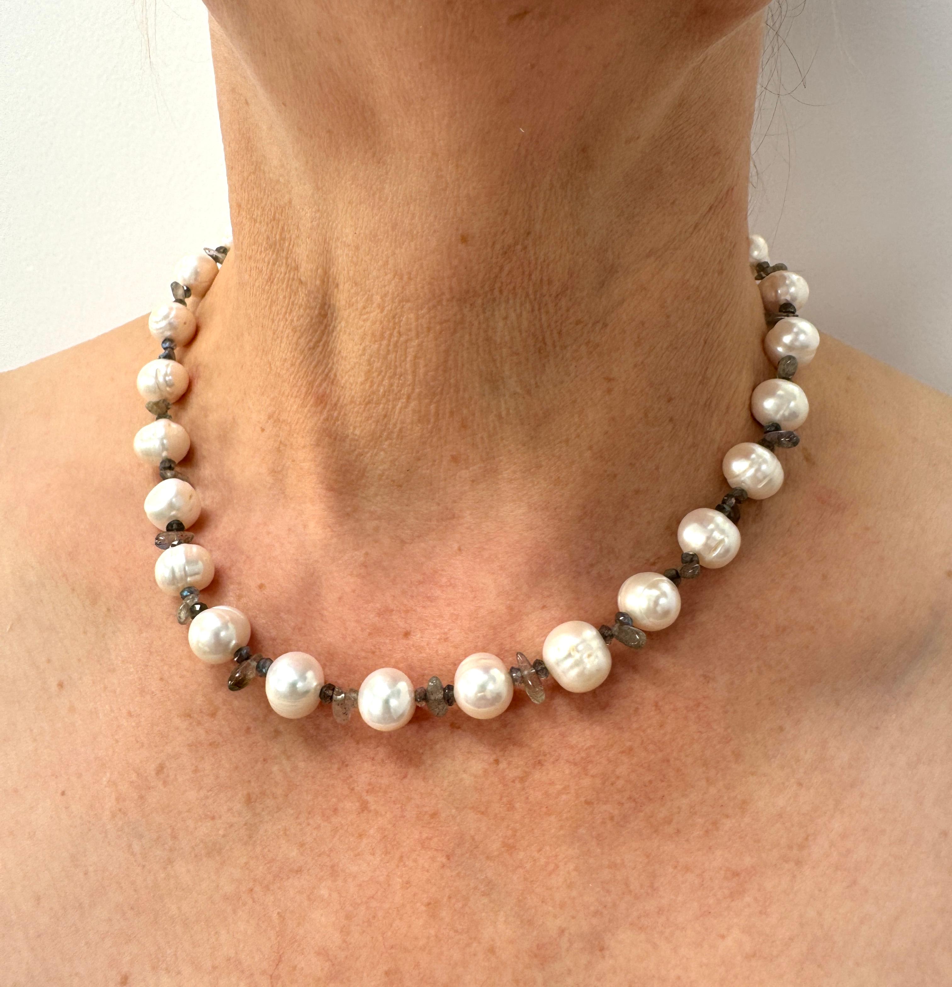 Donna Collana di perle bianche d'acqua dolce e labradorite in vendita