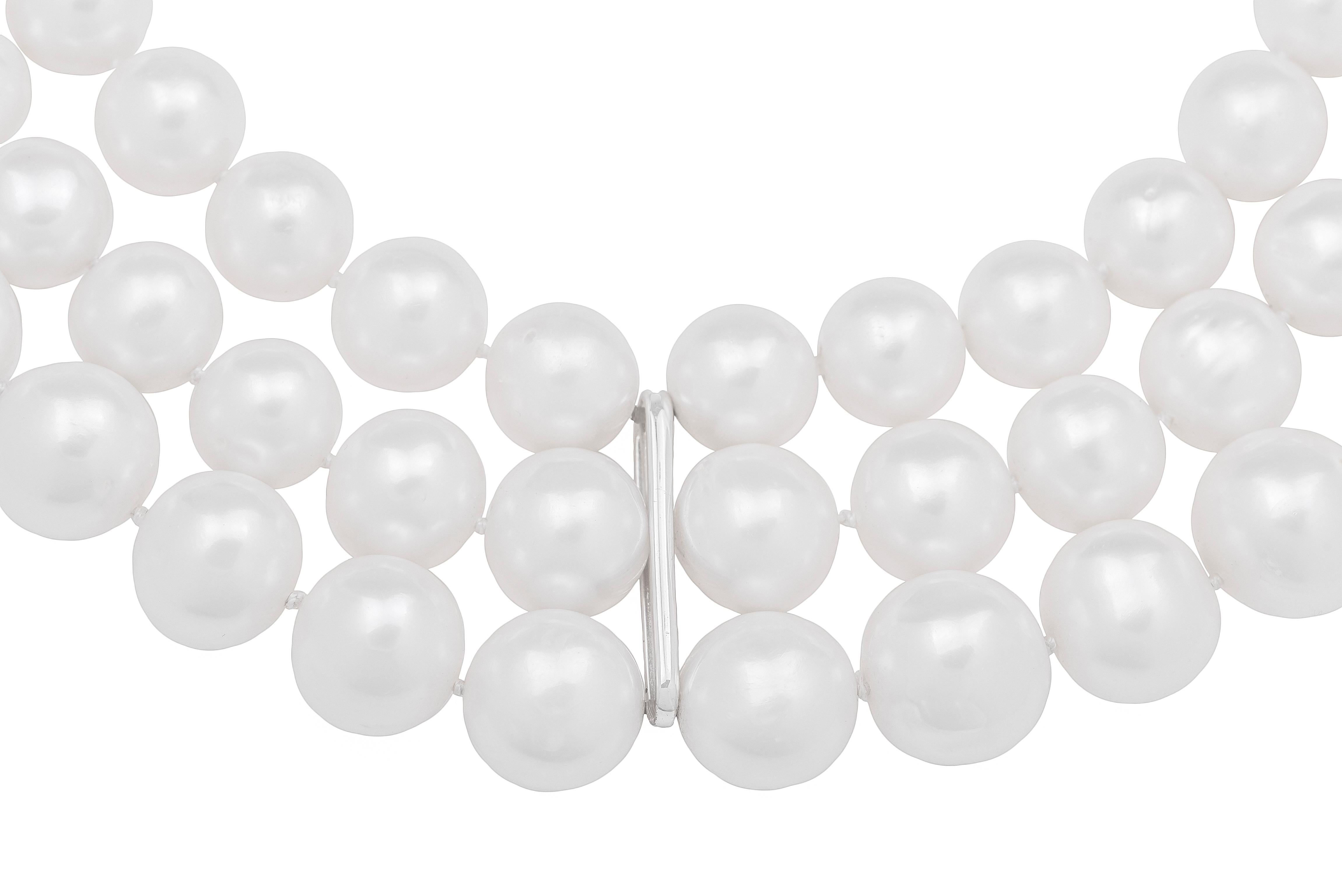 White Pearls and 18k White Gold Necklace
This elegant necklace is a classic jewel made in Italy by Fanuele Gioielli.
It features three rows of white freshwater pearls. The size of the pearls increases from the inner row to the outer one. Four white