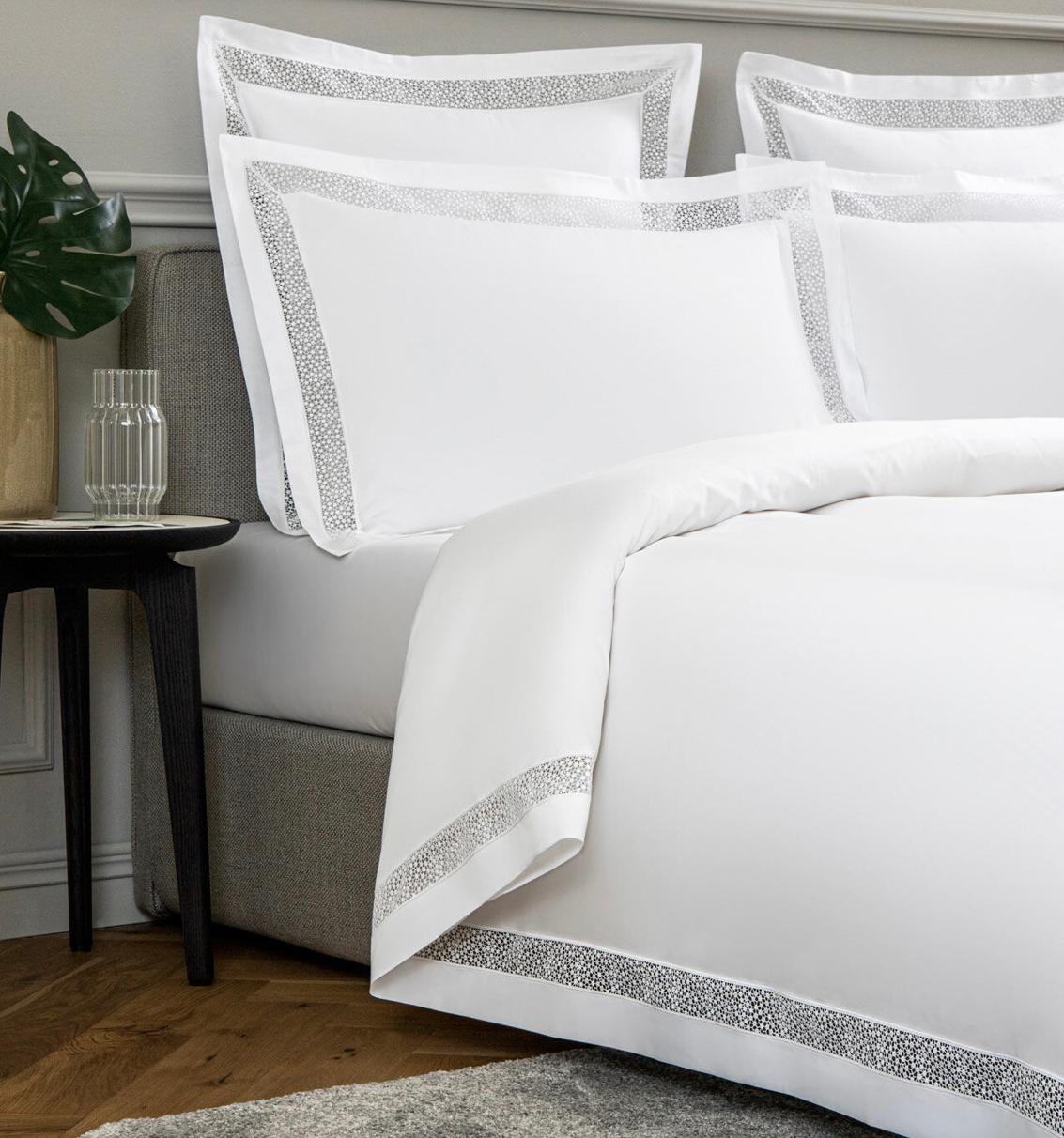 Der Bettbezug Forever Lace ist ein elegantes Statement in minimalistischem, romantischem Design. Er besteht aus warmem, seidigem Baumwollsatin mit eingelegter zottelgrüner Makramee-Spitze an den Rändern. Die subtile und zarte Spitzenstickerei