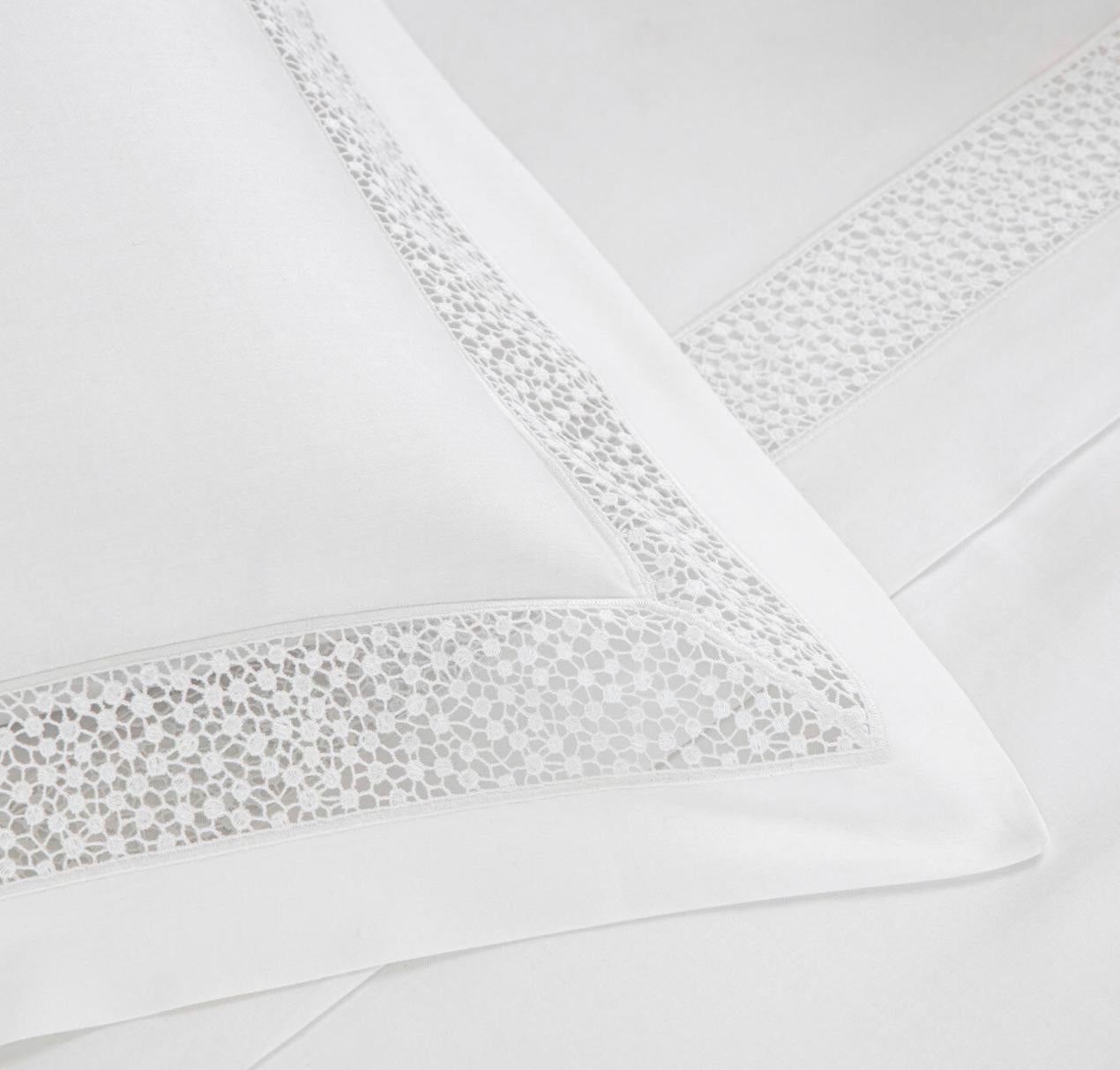 Frette Forever Lace Couture Weißer Teppichbezug mit Spitze, Italien im Zustand „Neu“ im Angebot in Brooklyn, NY