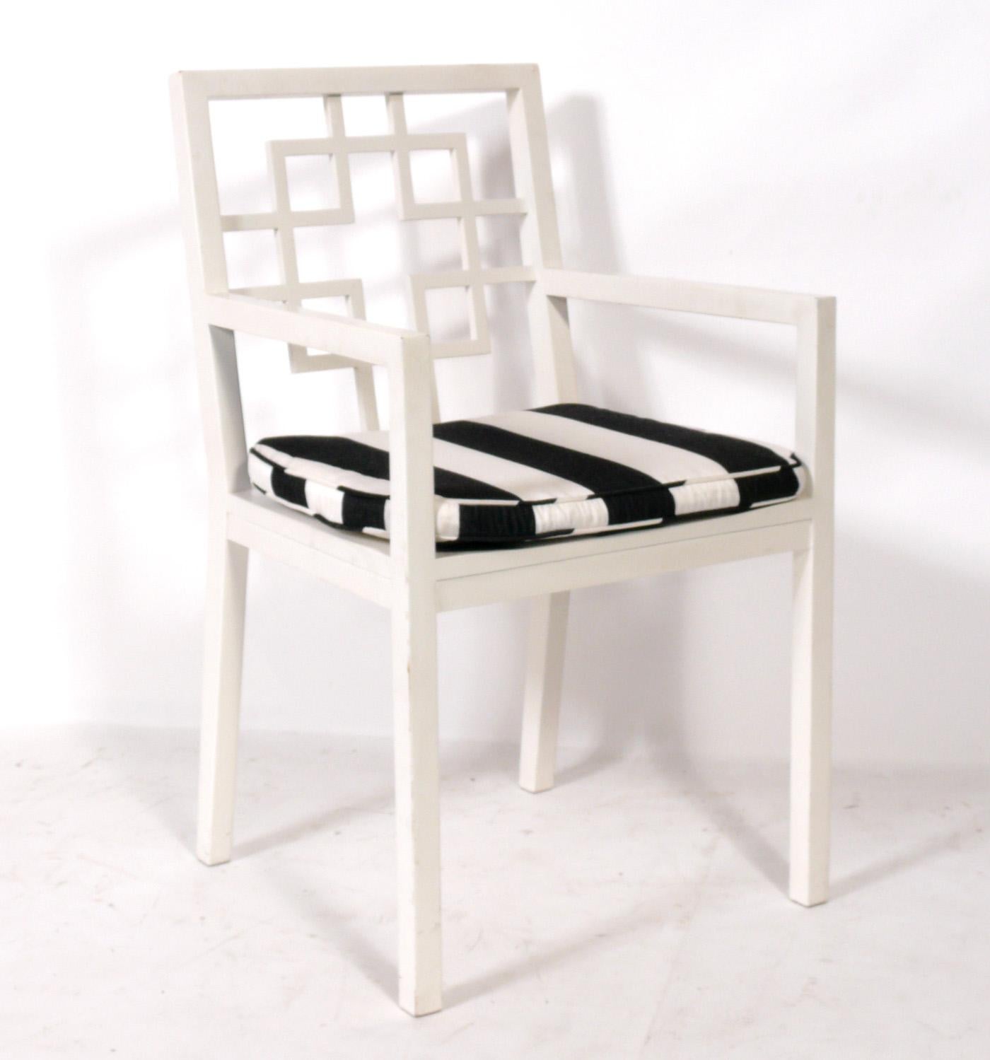 Ensemble de six chaises de salle à manger ou de salon à dossier ajouré, américaines, vers les années 1990. Élégante finition peinte en blanc et coussins à rayures noires et blanches. 