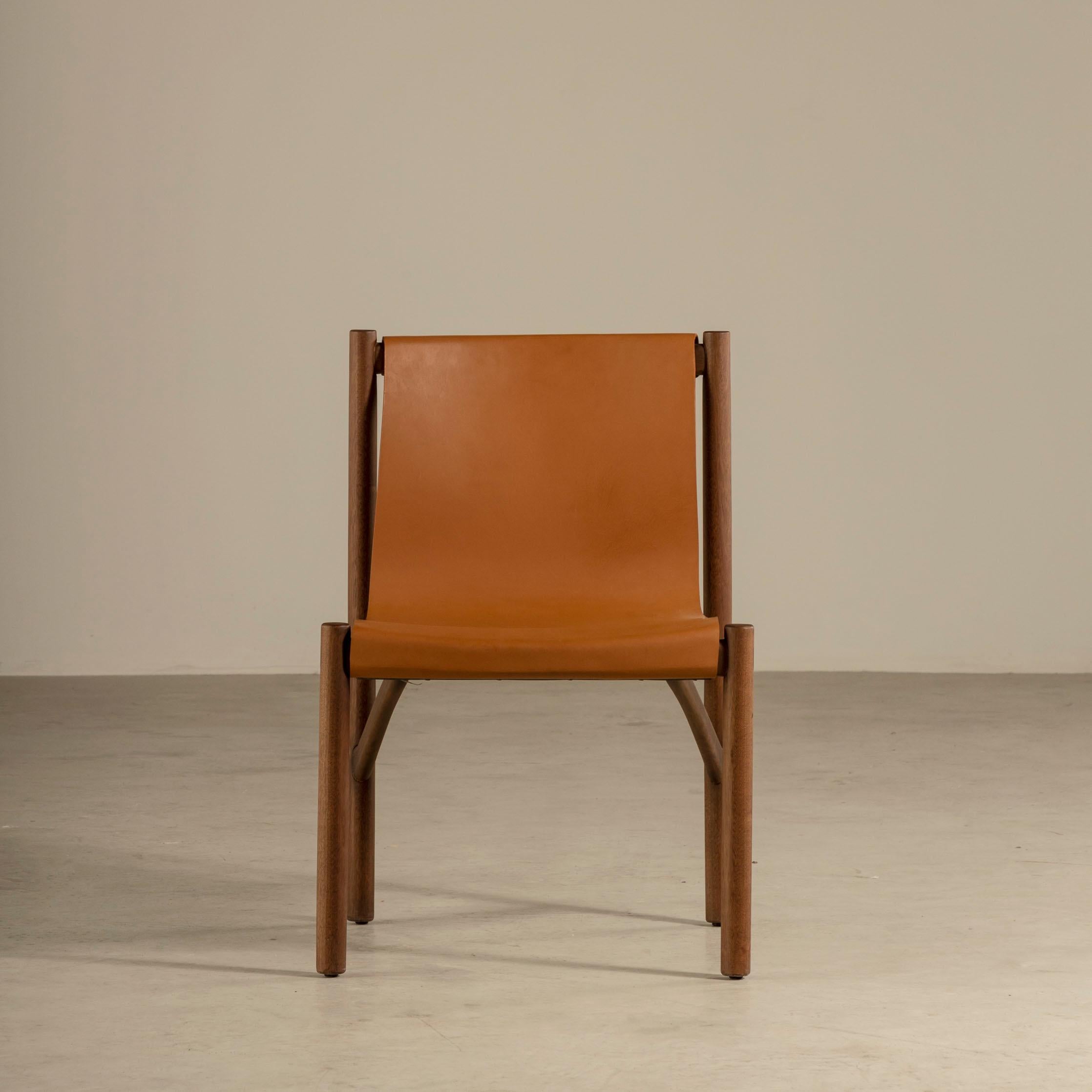La chaise Frevo est un meuble étonnant créé par l'artiste et designer brésilien Ronald Sasson en 2021. Il reflète la vision unique et le regard aiguisé de son créateur, mettant en valeur un mélange parfait de simplicité et de lignes sculpturales qui
