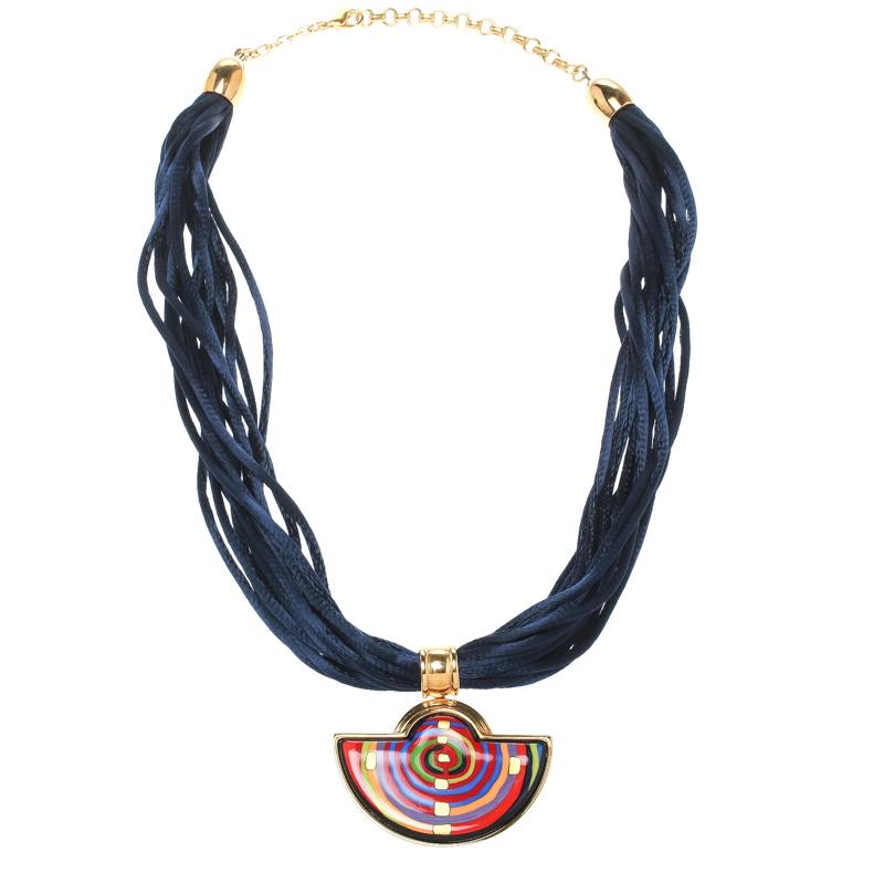 Die für Frey Wille typische Spiralform findet sich in dieser Hundertwasser Spiral of Life Halskette wieder. Das Stück hat einen eher modernen Stil mit schönen Feueremail-Verzierungen auf dem Halbmond-Anhänger, der mit mehreren Kordeln und einer