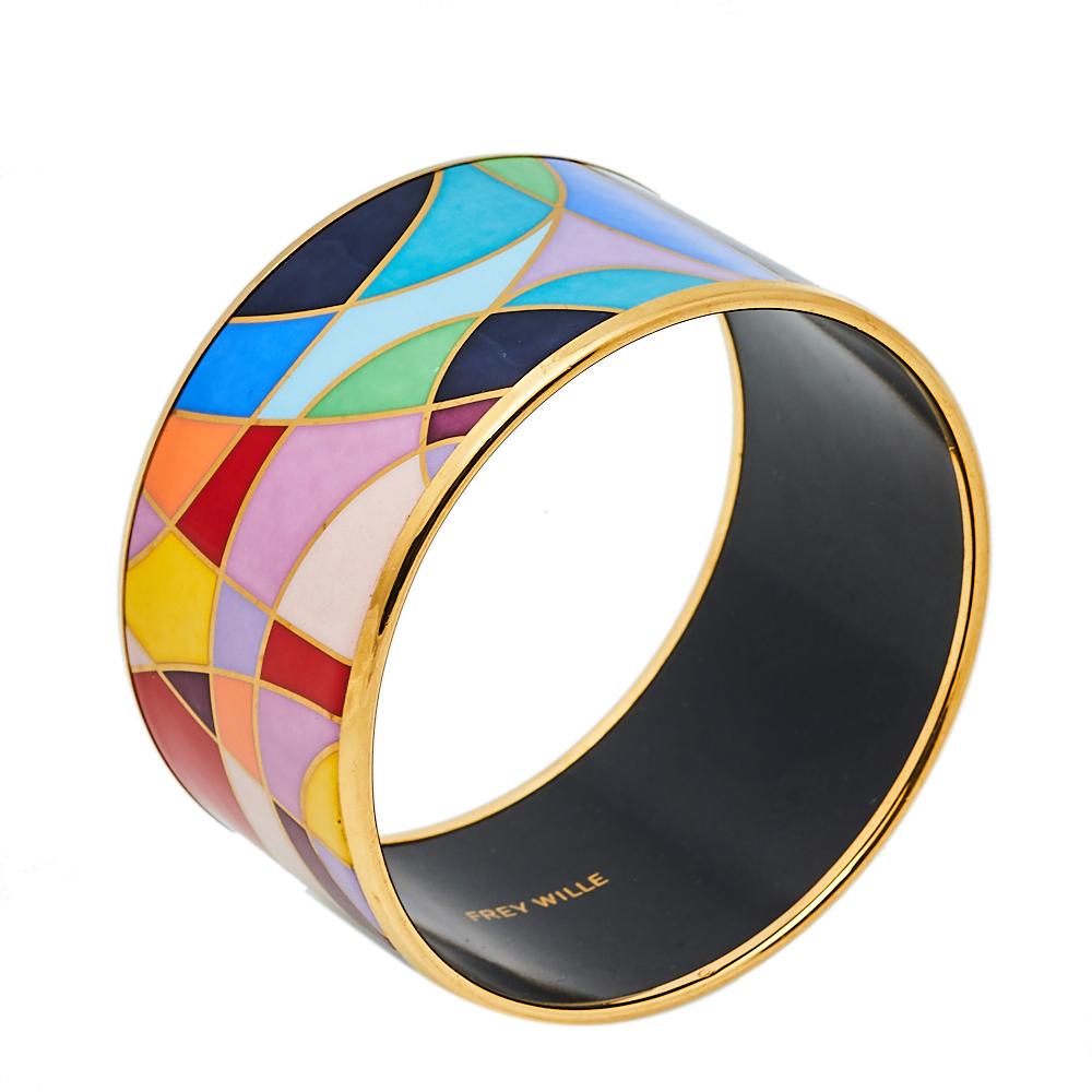 Add Frey Wille's magic to the way you accessorize with this bangle. This gold-plated metal bangle is styled with fine lines and mesmerizing fire enamel work. Complete with signature details, they are sure to add the luxury charm to your ensemble.