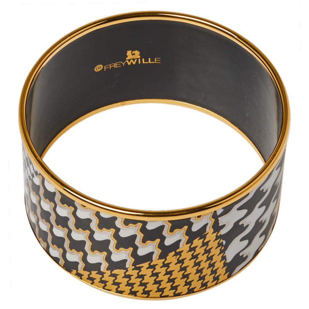 Add Frey Wille's magic to the way you accessorize with this bangle. This gold-plated metal bangle is styled with fine lines and mesmerizing fire enamel work. Complete with signature details, they are sure to add the luxury charm to your ensemble.

