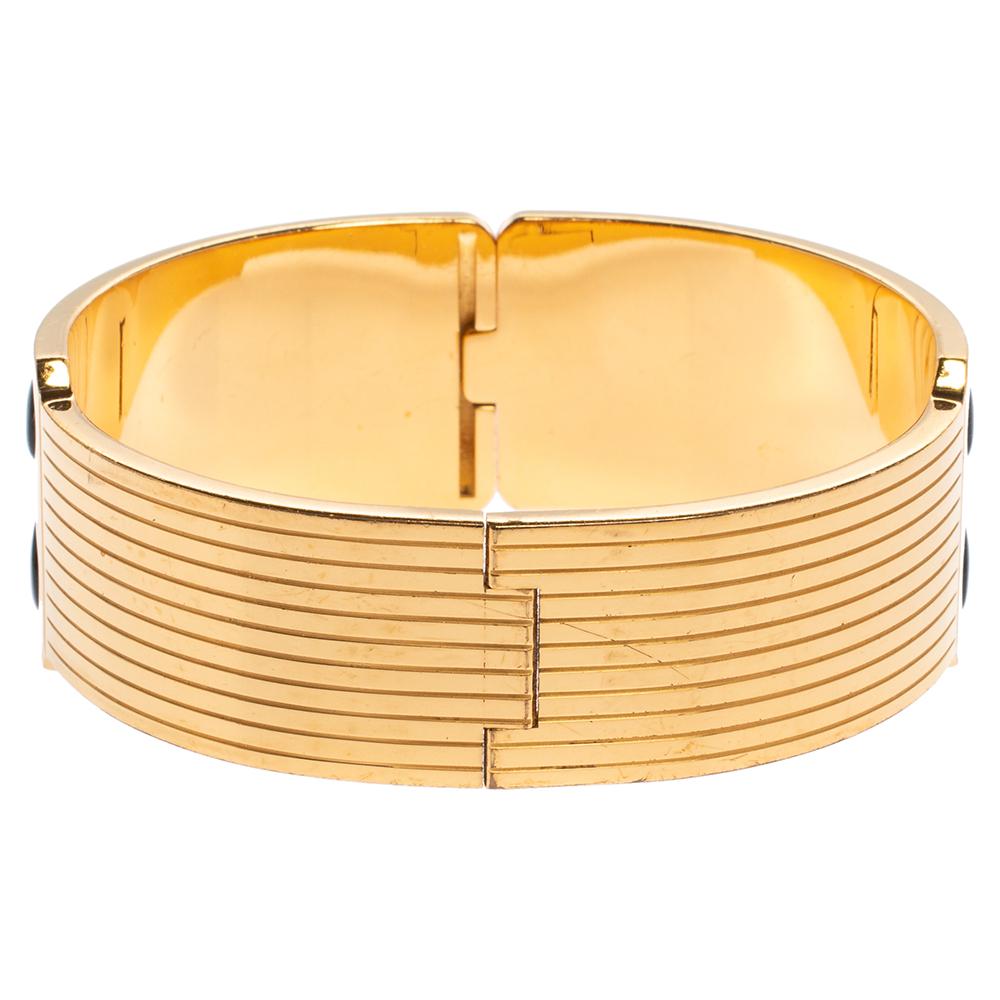 This gorgeous hinged bangle from Frey Wille is artistically designed to assist you in channeling an air of elegance! Incorporating vivid colors, this bangle comes crafted from gold plated metal and is designed with fire enamel. It carries hallmark