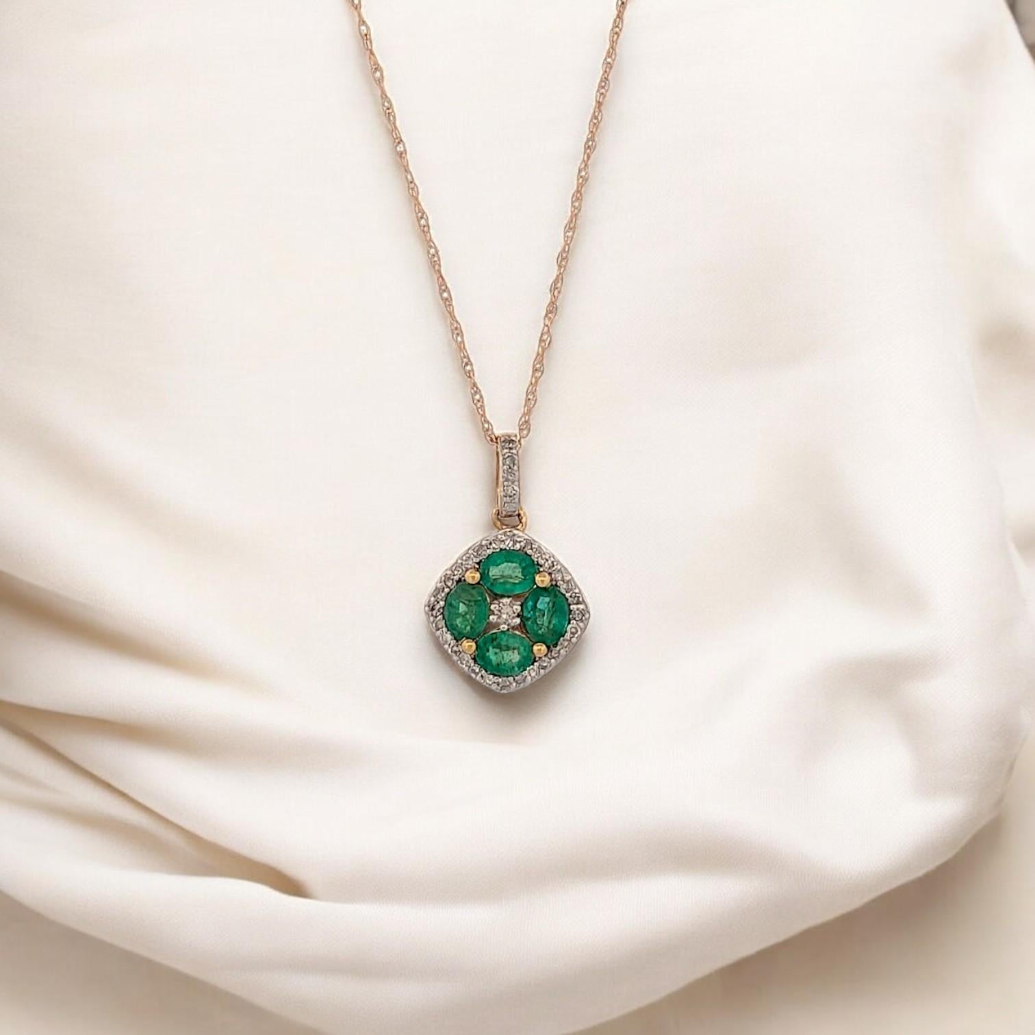 Ti presentiamo Freya, una squisita collana in oro giallo 10k con 1 carato di smeraldi naturali e diamanti naturali scintillanti, splendidamente disposti lungo un'elegante catena da 18 pollici. Questo pezzo di alta gioielleria è il connubio perfetto
