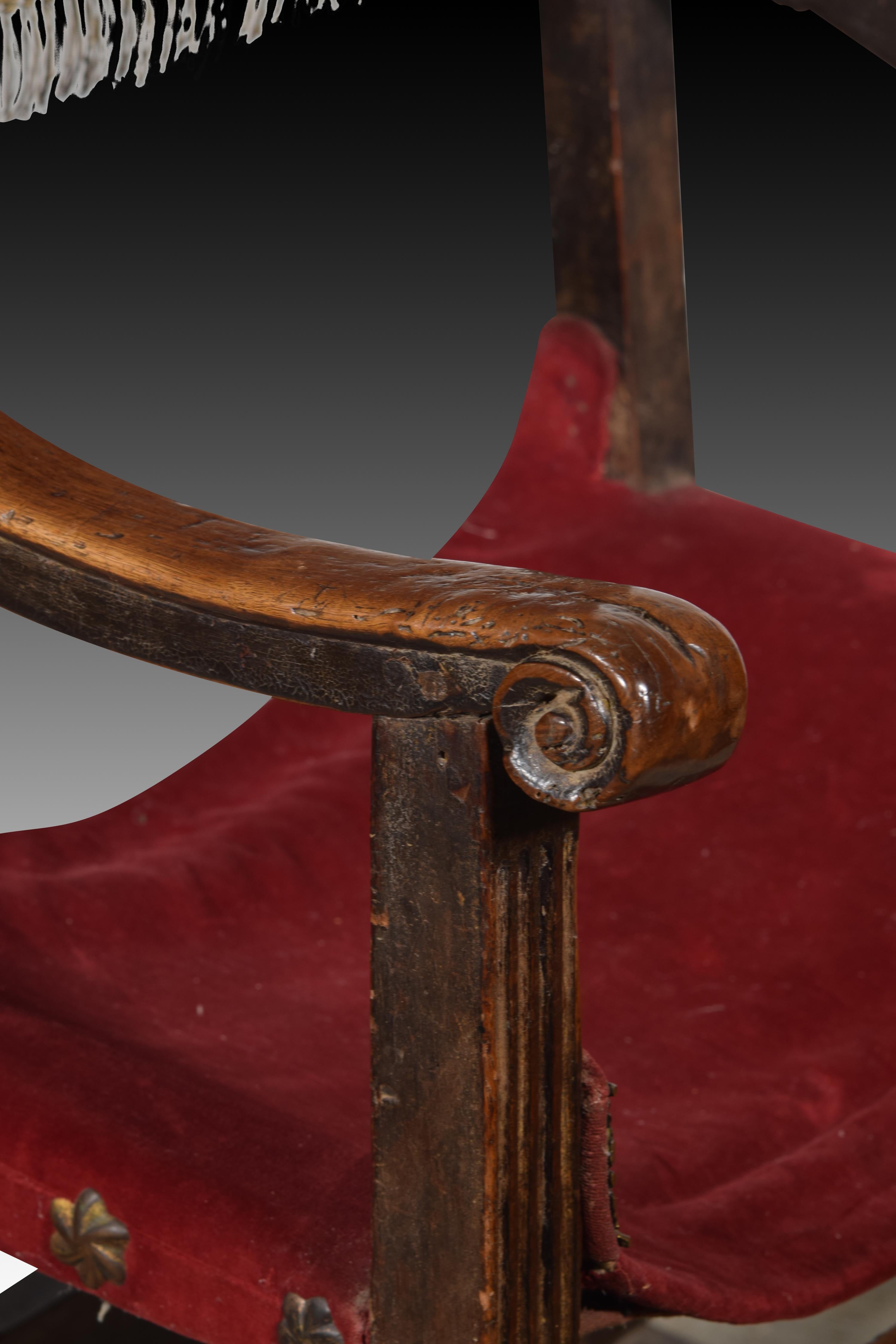 Friar-Sessel (frailero). Walnussholz, Textilien. Spanien, 16. Jahrhundert. (18. Jahrhundert und früher) im Angebot