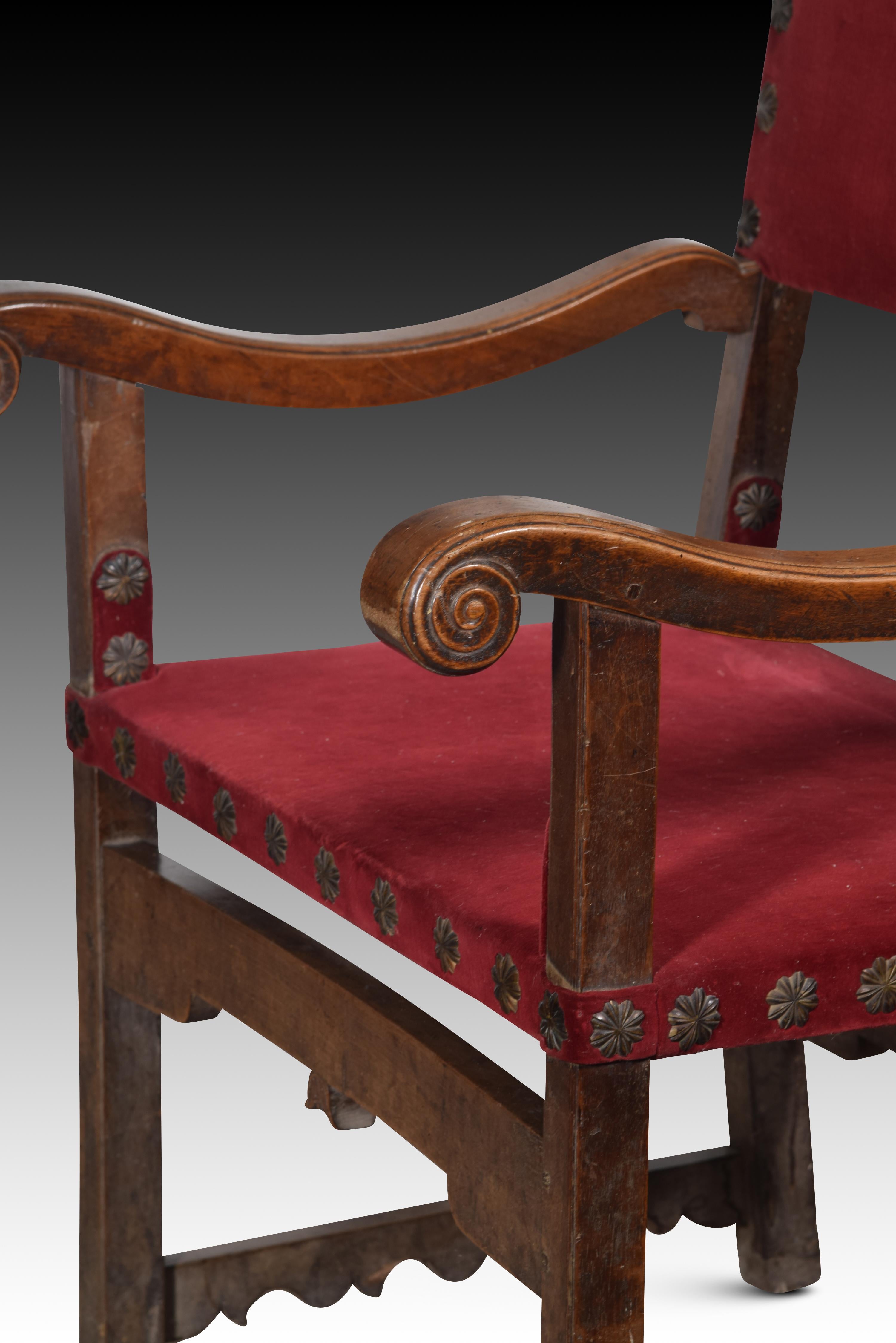 Friar armchair (frailero). Walnut wood, textile. Spain, 17th century. In Good Condition For Sale In Madrid, ES