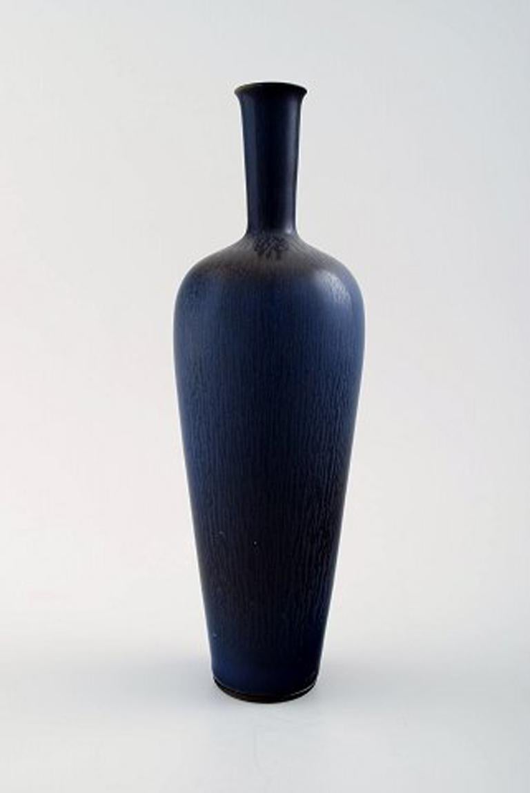 Berndt Friberg for Gustavsberg Studio.
Ceramic vase with glaze in deep blue shades.
Marked. 1960s.
Perfect. 1st. assortment.
Measures: 20 cm x 7 cm.