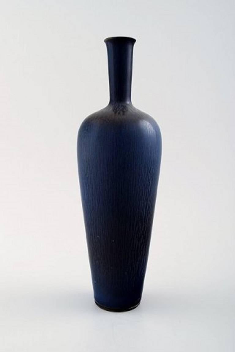 Friberg studio hand ceramic vase, unique.
Fantastic glaze in deep blue shades.
Marked, 1956
Perfect. 1st. assortment.
Measures: 20 cm. x 7 cm.