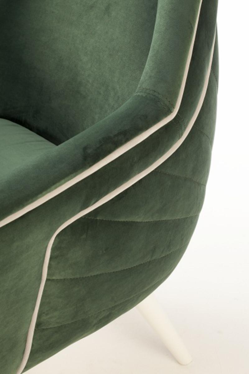 A fine and delicate work of textured seaming, as if a geometric embroidery was made, makes this armchair detailed and rich. An astonishing surprise, to perceive how embellished a space becomes when Frida armchair is part of the furnishing. Composed