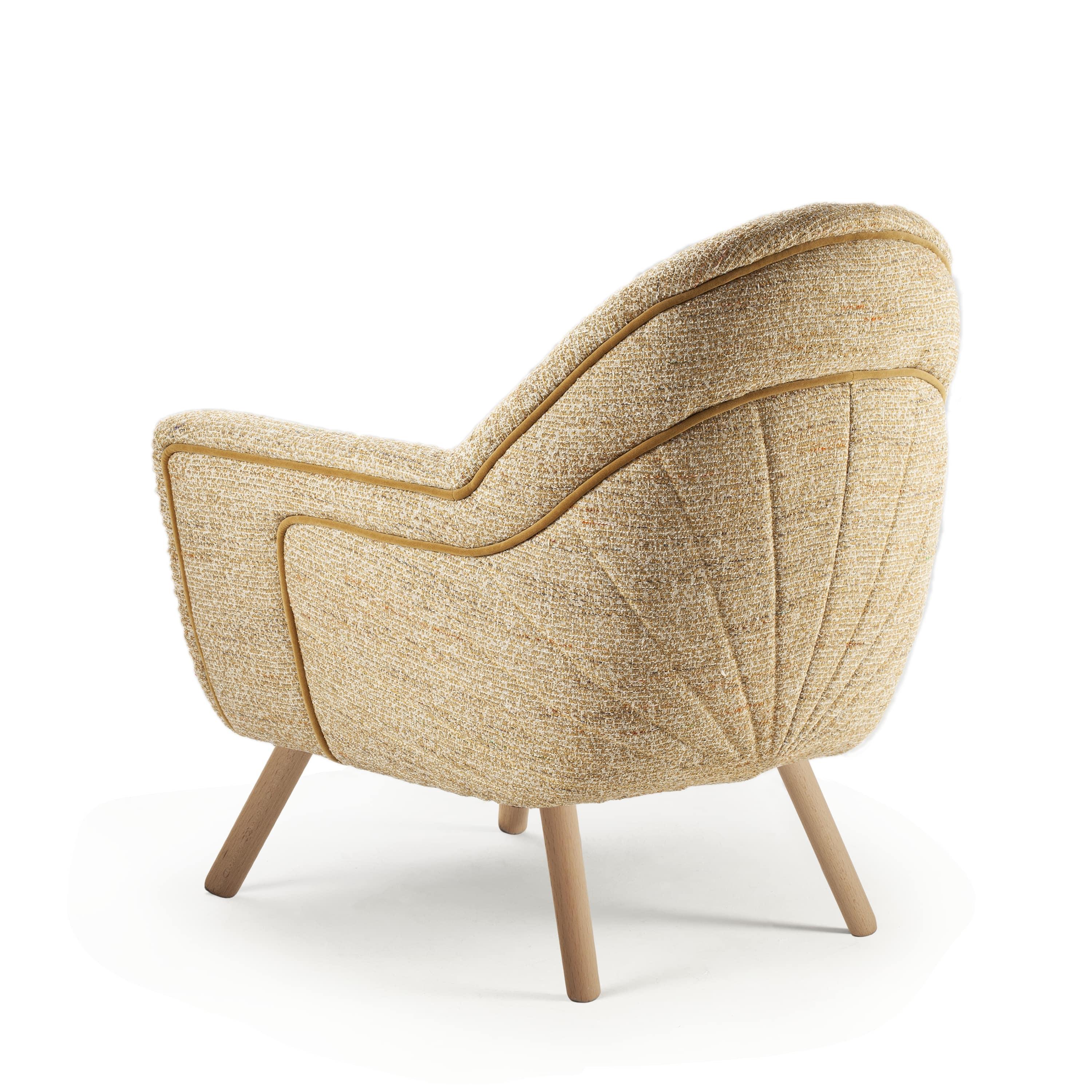 Portoghese Poltrona Frida con piedini in rovere naturale in vendita