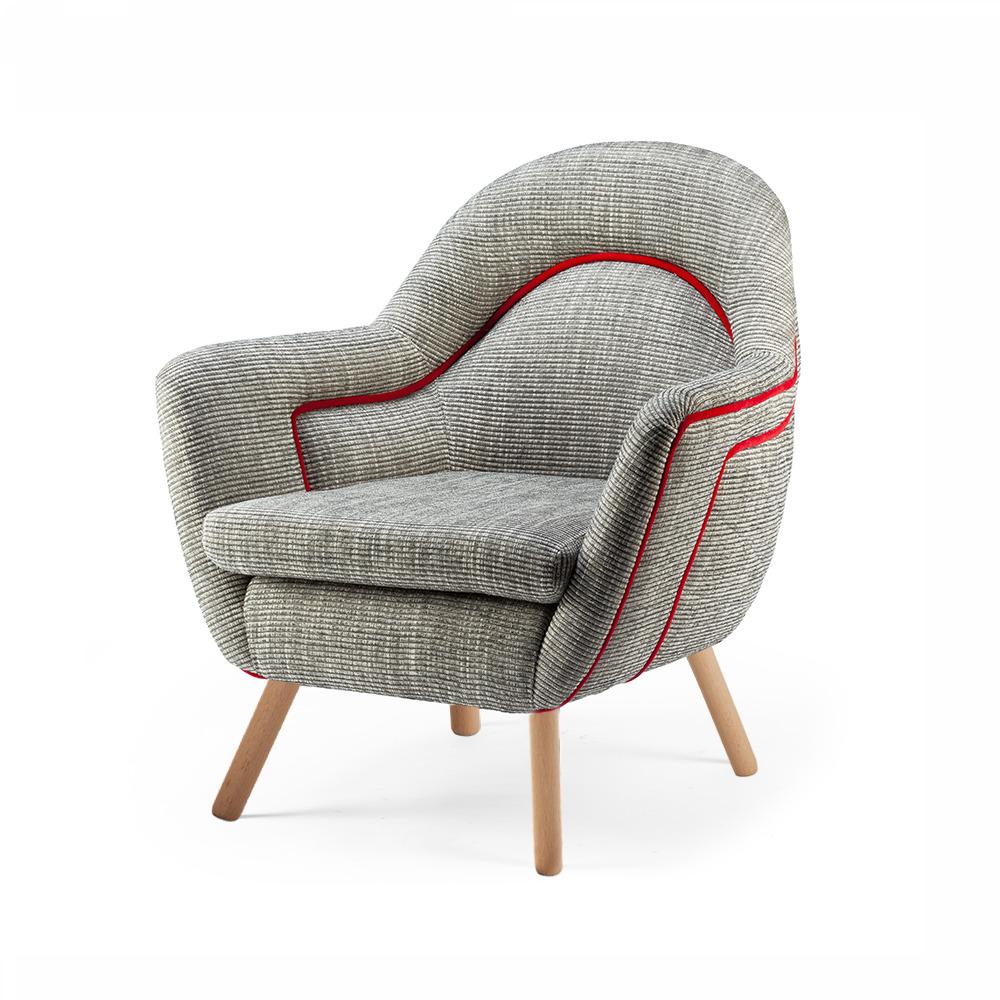 Mordenzato Poltrona Frida con piedini in rovere naturale in vendita