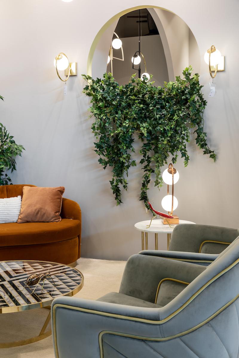 Tappezzeria Poltrona Frida con piedini in rovere naturale in vendita