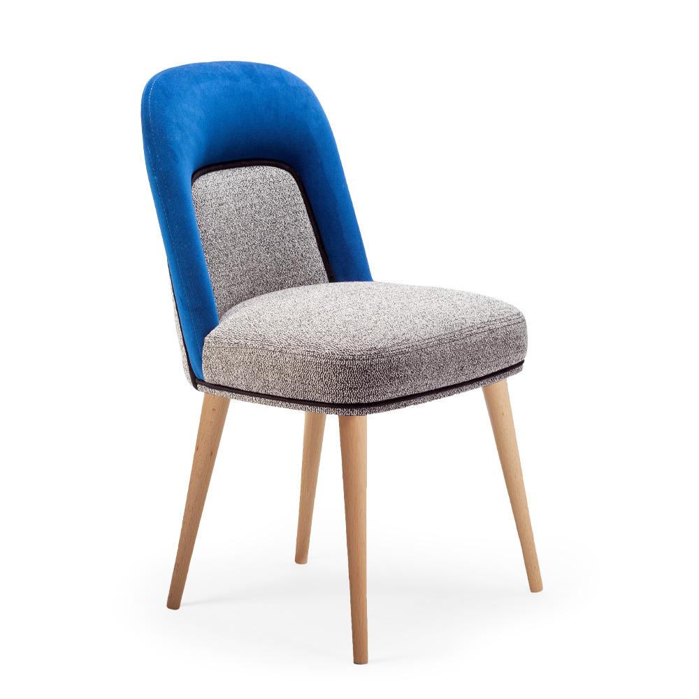 Eine feine und delikate Arbeit mit strukturierten Nähten, als ob eine geometrische Stickerei gemacht wurde, macht diesen Stuhl detailliert und reich. Eine erstaunliche Überraschung, wenn man sieht, wie ein Raum verschönert wird, wenn der Frida-Stuhl