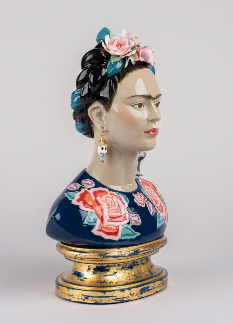 Frida Kahlo is much more than a famous painter. The popular Mexican artist has become a universal cultural icon and the symbol of a free, vital and transgressive woman. In this bust, a limited edition of 250, the signature colors are blues, greens
