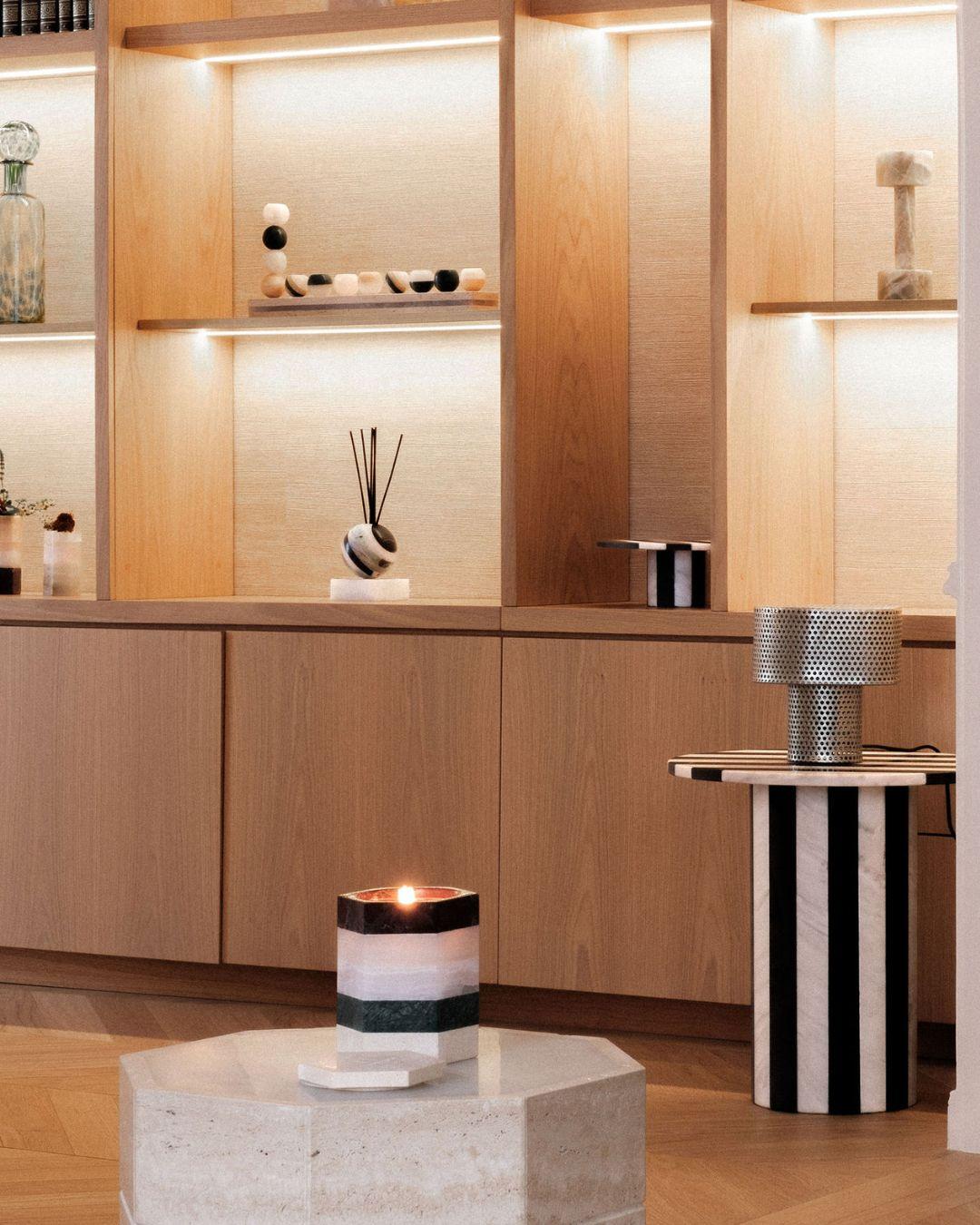 La table d'appoint en marbre noir et blanc Frida est un meuble élégant et fonctionnel qui ajoute une touche de sophistication à tout espace. Cette table est fabriquée à partir de marbre de haute qualité, combinant habilement les couleurs noires et