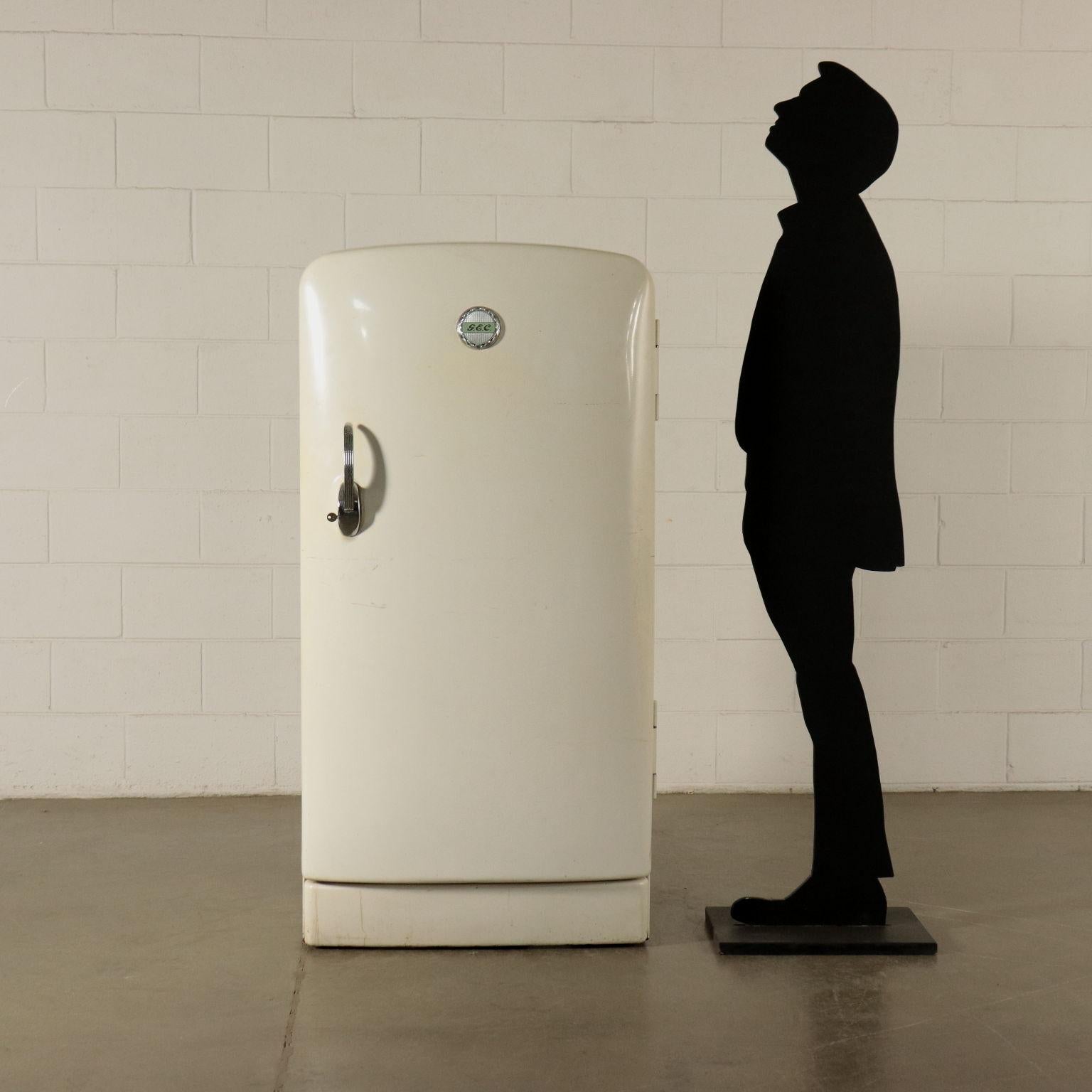 Working fridge with lock and key.