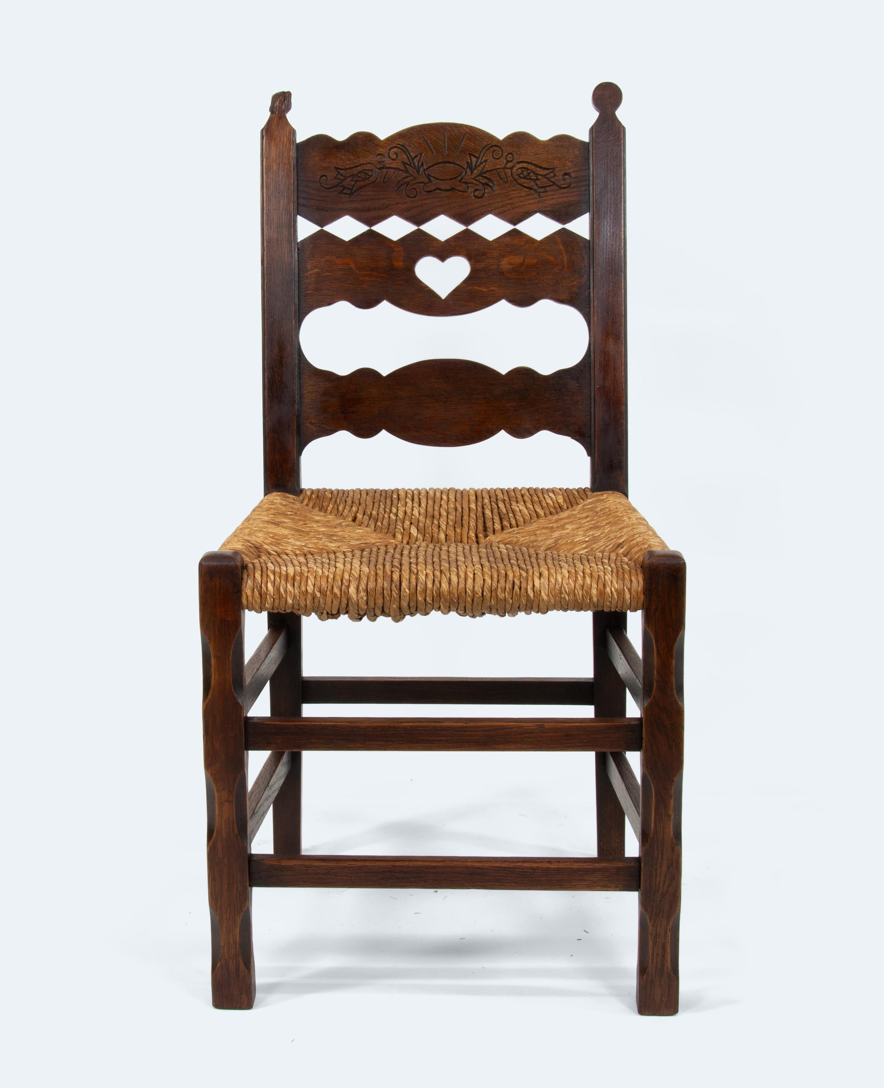 Questa sedia elegantemente realizzata da Frido Witte riflette l'essenza del movimento Arts and Crafts, noto per la sua attenzione all'artigianato e ai materiali naturali. Realizzata con una solida struttura in Oak, laccata scura per una finitura