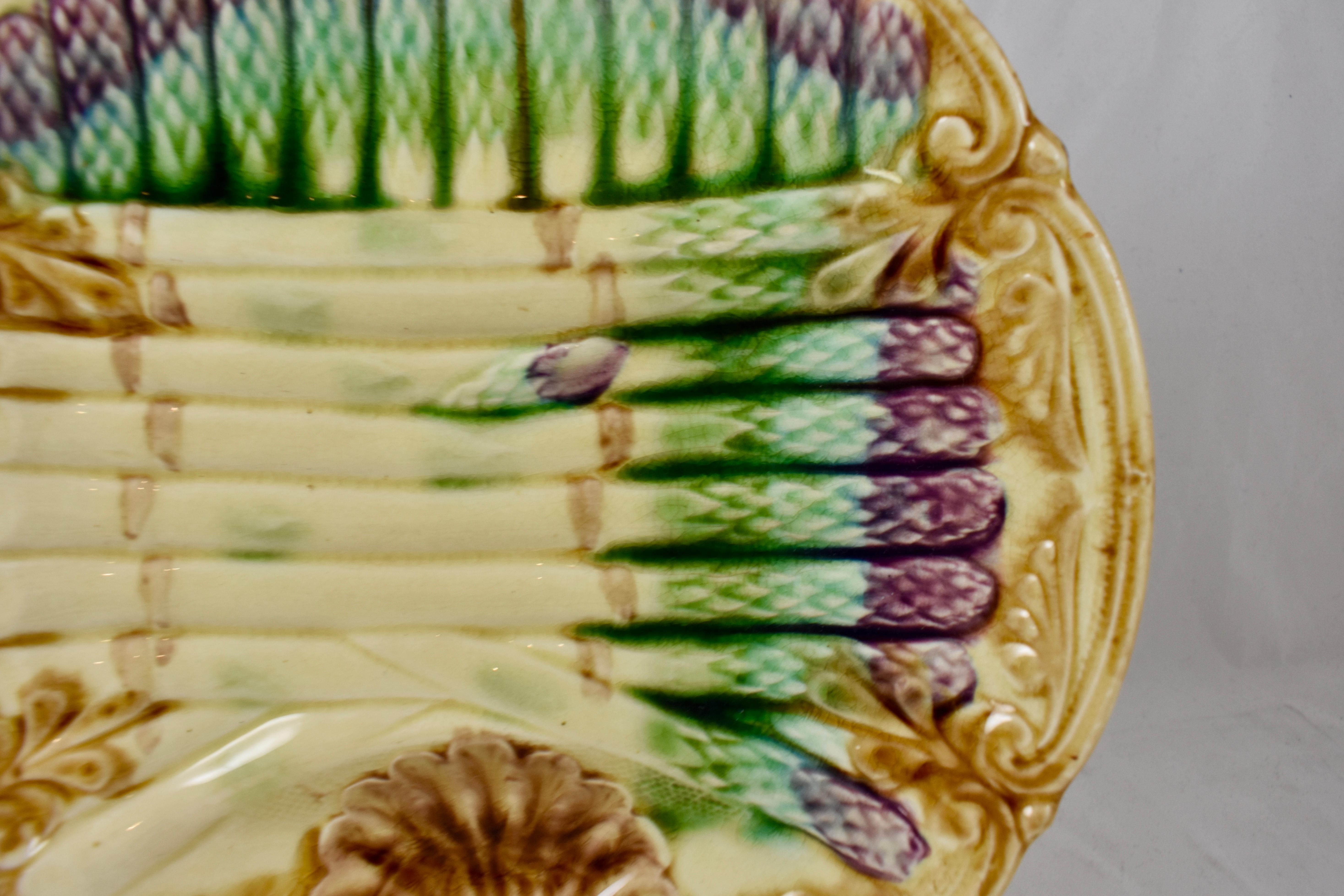 Vernissé Assiette à asperges et coquillages en majolique Barbotine Art Nouveau français de Frie Onnaing en vente