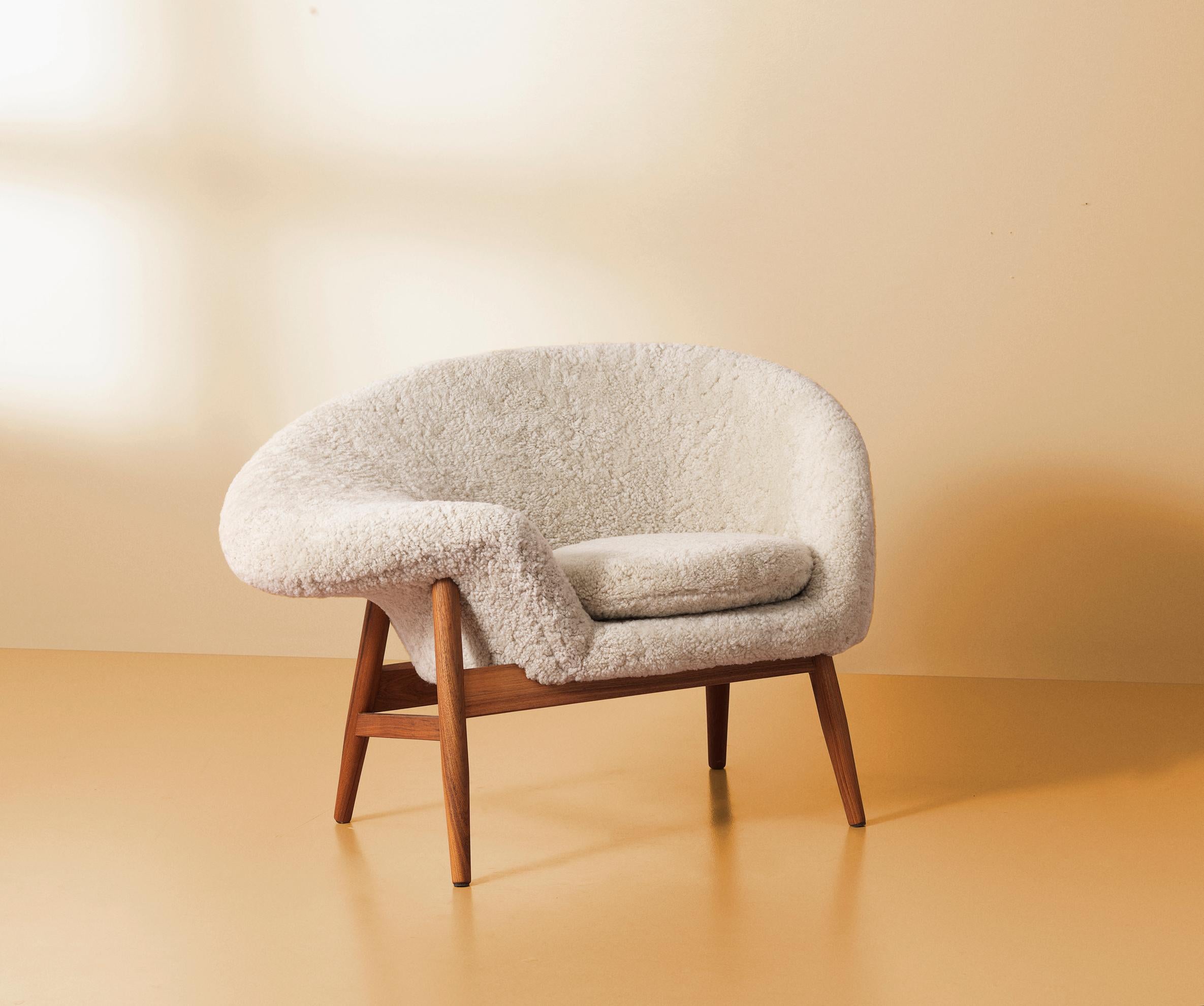 Portuguese Fried Egg Chair Sheep Chair, by Hans Olsen from Warm Nordic For Sale