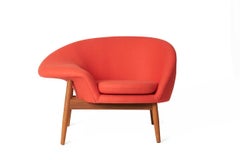 Fried Egg Left Lounge Chair Apple Red by Warm Nordic