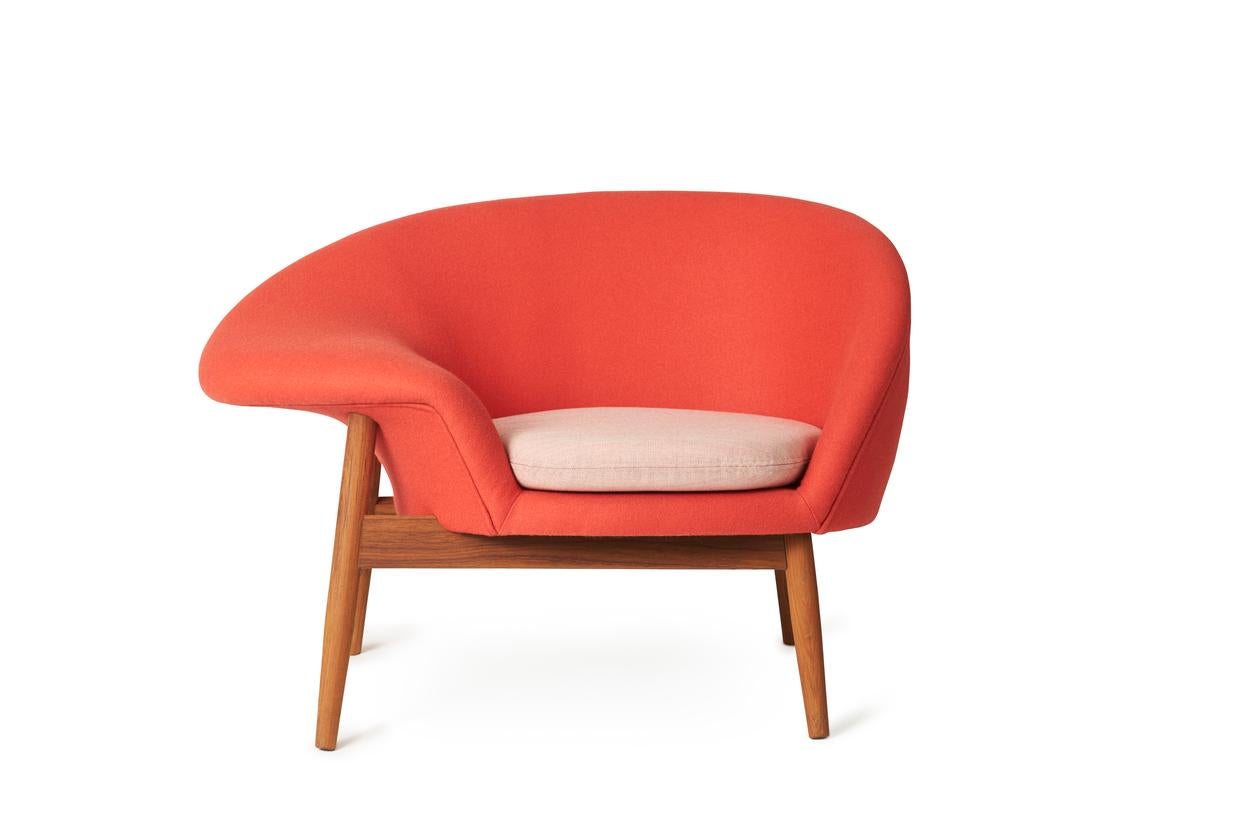 Oeuf au plat à gauche chaise longue rouge pomme rose pâle par Warm Nordic
Dimensions : D99 x L68 x H 68 cm
MATERIAL : Revêtement textile ou nubuck, teck massif huilé
Poids : 25 kg
Également disponible en différentes couleurs et finitions. 

Une