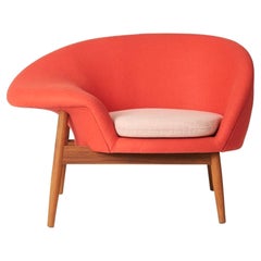 Fauteuil de salon Fried Egg Left rouge pomme, rose pâle par Warm Nordic