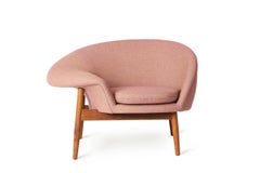 Fried Egg Left Lounge Chair Pale Rose by Warm Nordic