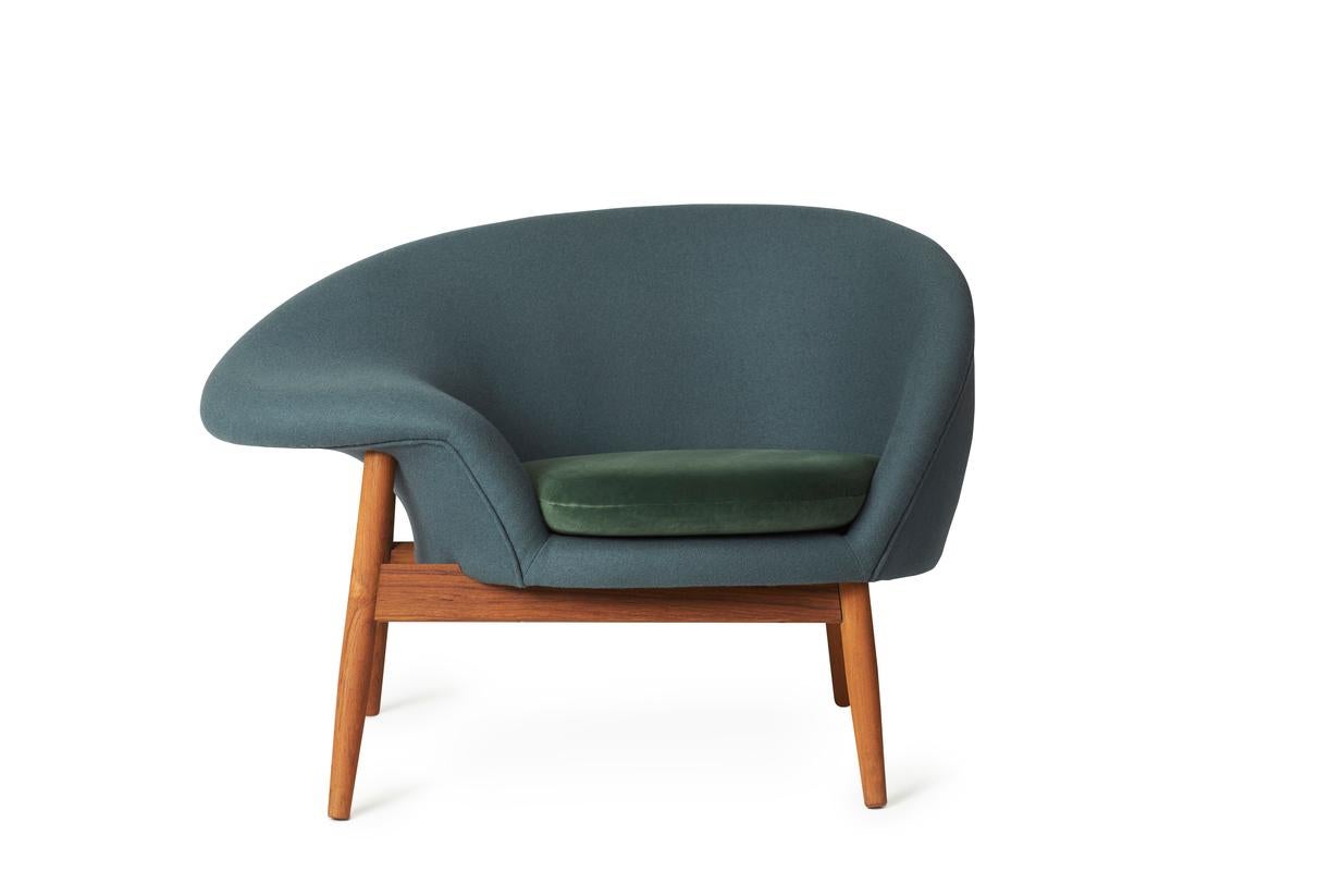 Fried egg left lounge chair petrol forest green by Warm Nordic
Dimensions: D 99 x W 68 x H 68 cm
Material: Textile or nubuck upholstery, Solid oiled teak
Weight: 25 kg
Also available in different colours and finishes.

A unique asymmetrical