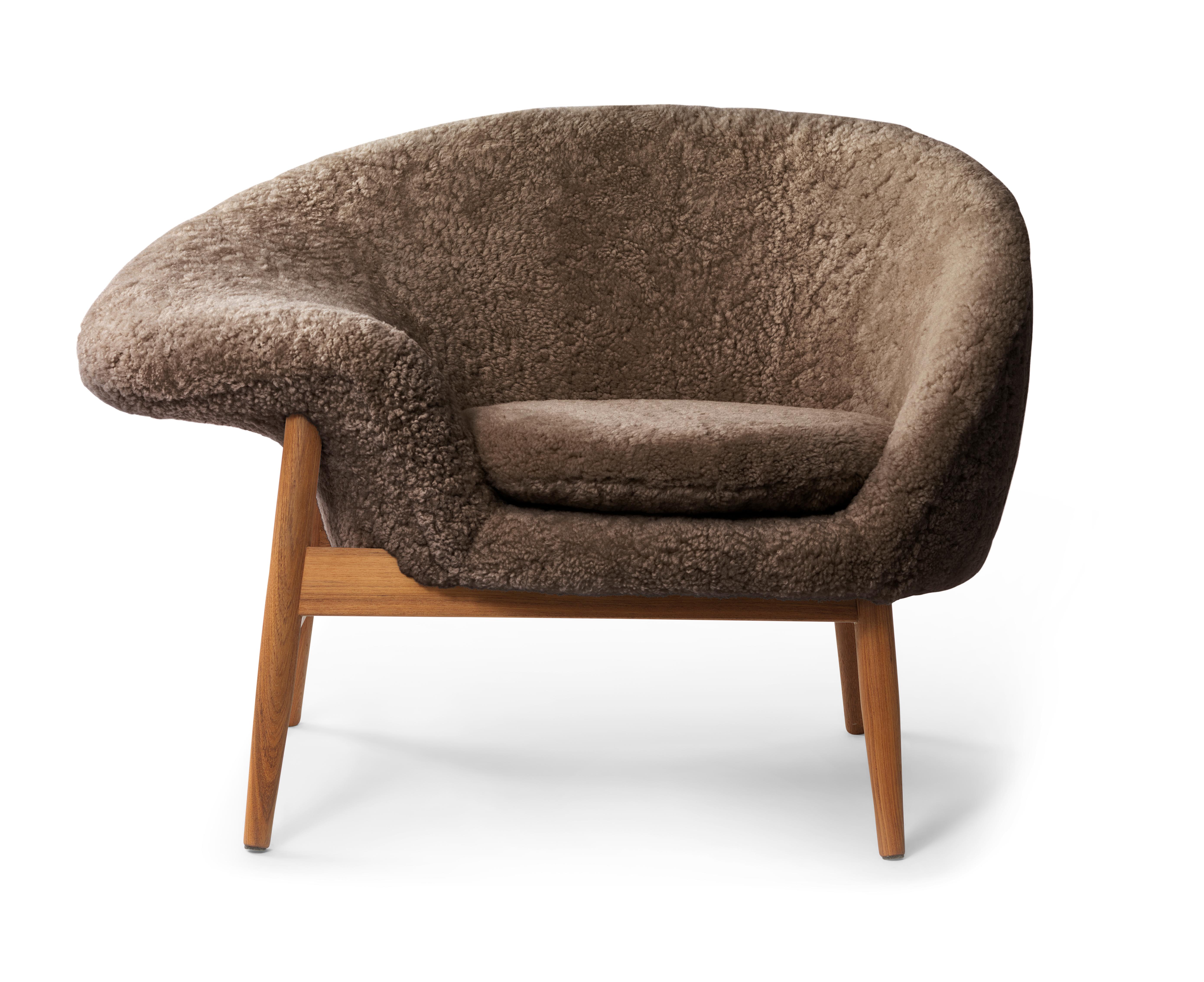 Fried egg left lounge chair sheepskin drake by Warm Nordic
Dimensions: D99 x W68 x H 68 cm
Material: sheepskin, textile or nubuck upholstery, solid oiled teak
Weight: 25 kg
Also available in different colours and finishes. 

A unique