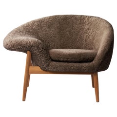 Fried Egg Left Lounge Chair Sheepskin Drake by Warm Nordic