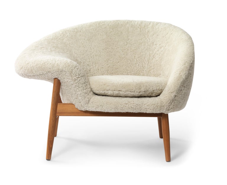 Fried egg left lounge chair nabuk oceano terra by Warm Nordic
Dimensions: D99 x W68 x H 68 cm
Material: sheepskin, textile or nubuck upholstery, solid oiled teak
Weight: 25 kg
Also available in different colours and finishes. 

A unique asymmetrical