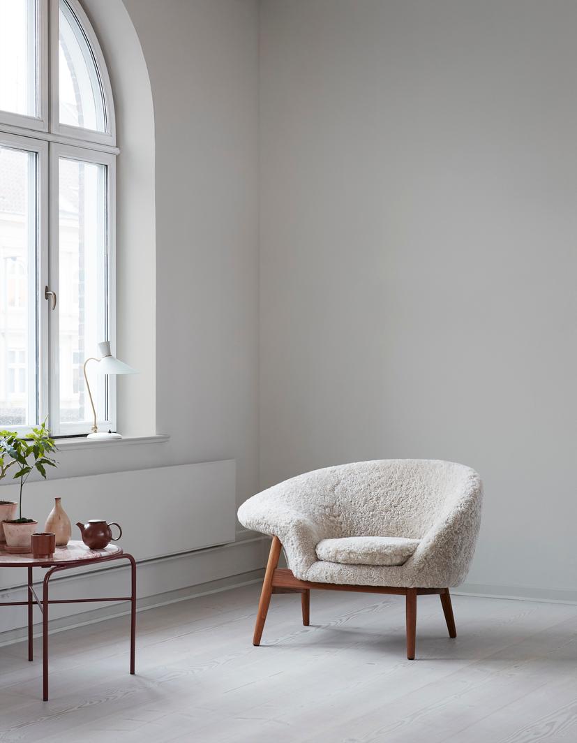Fried Egg Left Lounge Chair Pelle di pecora Scandinavo Grigio by Warm Nordic in vendita 3