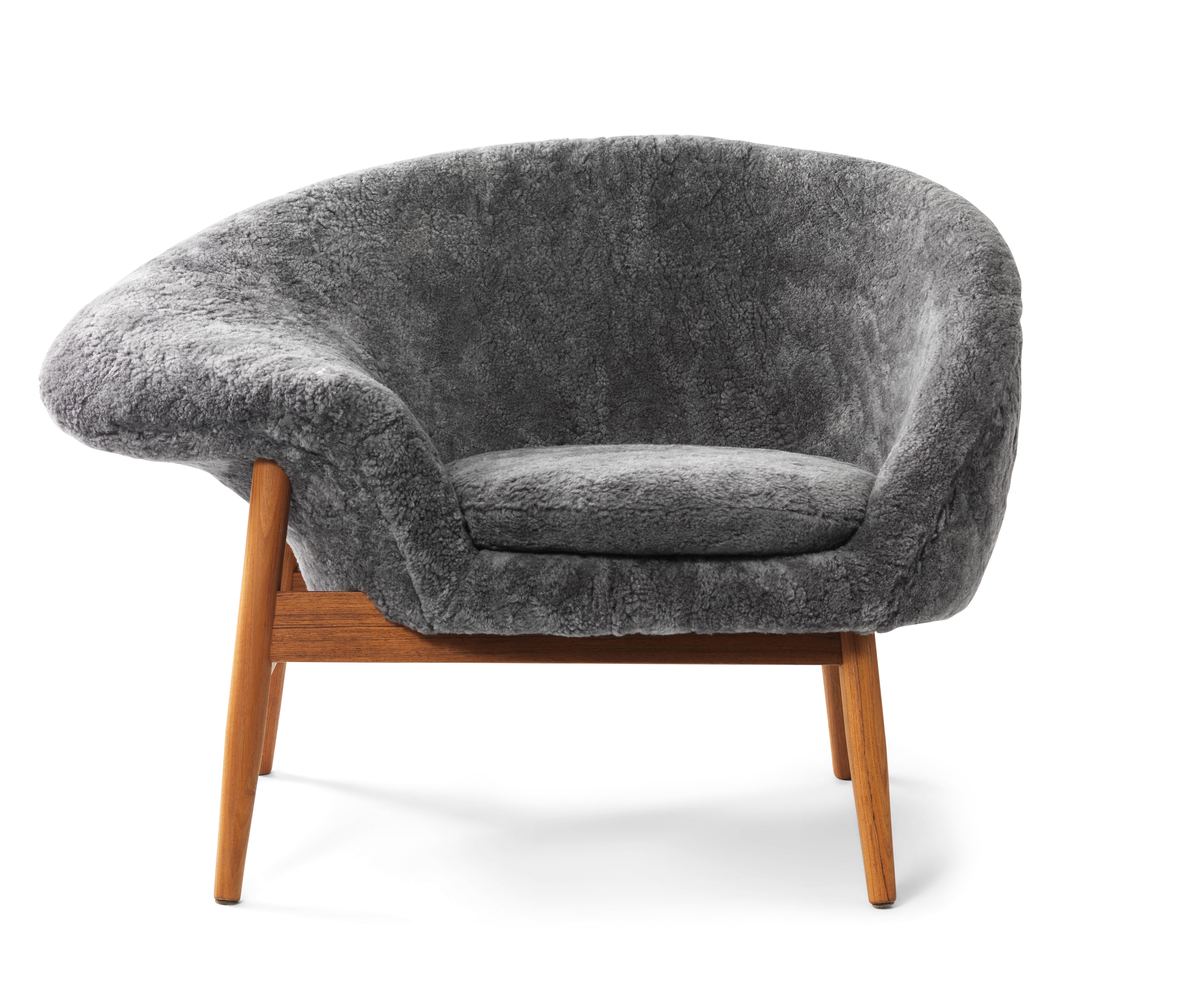 Fried egg left lounge chair sheepskin Scandinavian grey by Warm Nordic
Dimensions: D99 x W68 x H 68 cm
Material: sheepskin, textile or nubuck upholstery, solid oiled teak
Weight: 25 kg
Also available in different colours and finishes. 

A