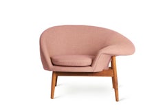 Fried Egg Right Lounge Chair Pale Rose by Warm Nordic