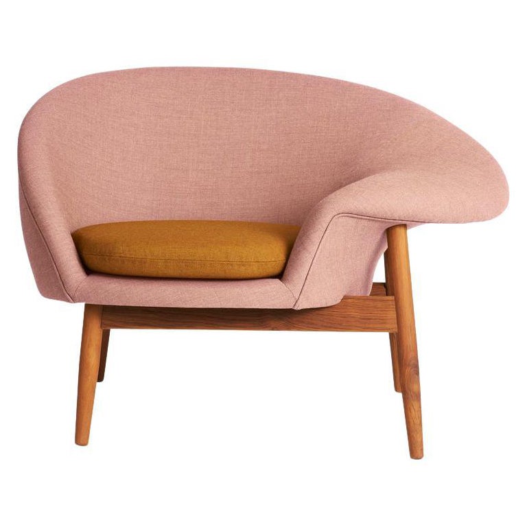 Fauteuil de salon droit Fried Egg de couleur rose pâle et ocre foncé par Warm Nordic