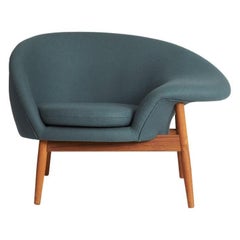 Fried Egg Right Lounge Chair Petrol by Warm Nordic