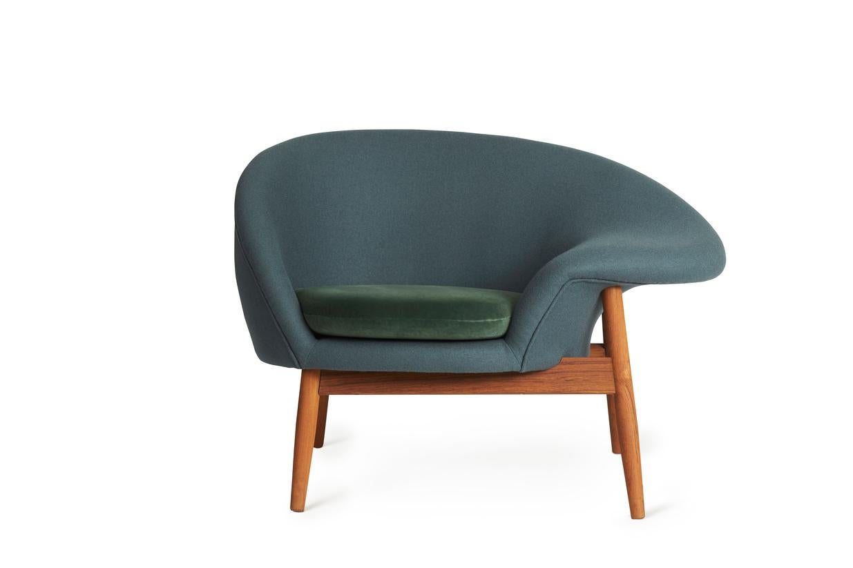 Fried Egg Right Lounge Chair Petrol Forest Green by Warm Nordic
Dimensions: D99 x W68 x H 68 cm
Material: Textile or nubuck upholstery, Solid oiled teak
Weight: 25 kg
Also available in different colours and finishes. Please contact us.

A