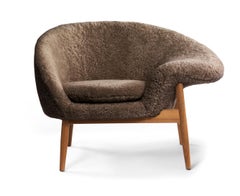 Fried Egg Right Lounge Chair Sheepskin Drake by Warm Nordic