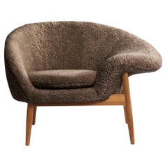 Fried Egg Right Lounge Chair Sheepskin Drake by Warm Nordic