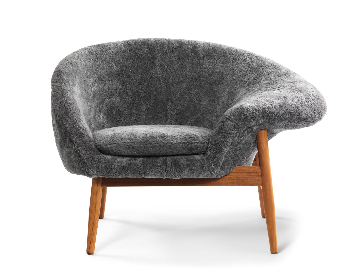 Fried egg right lounge chair sheepskin grey by Warm Nordic
Dimensions: D99 x W68 x H 68 cm
Material: Sheepskin, Textile or nubuck upholstery, Solid oiled teak
Weight: 25 kg
Also available in different colours and finishes. 

A unique