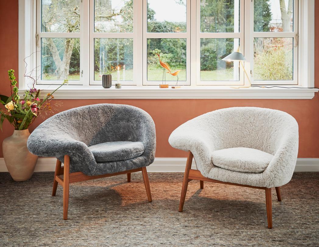 Contemporary Fried Egg Right Lounge Chair Sheepskin Grey by Warm Nordic