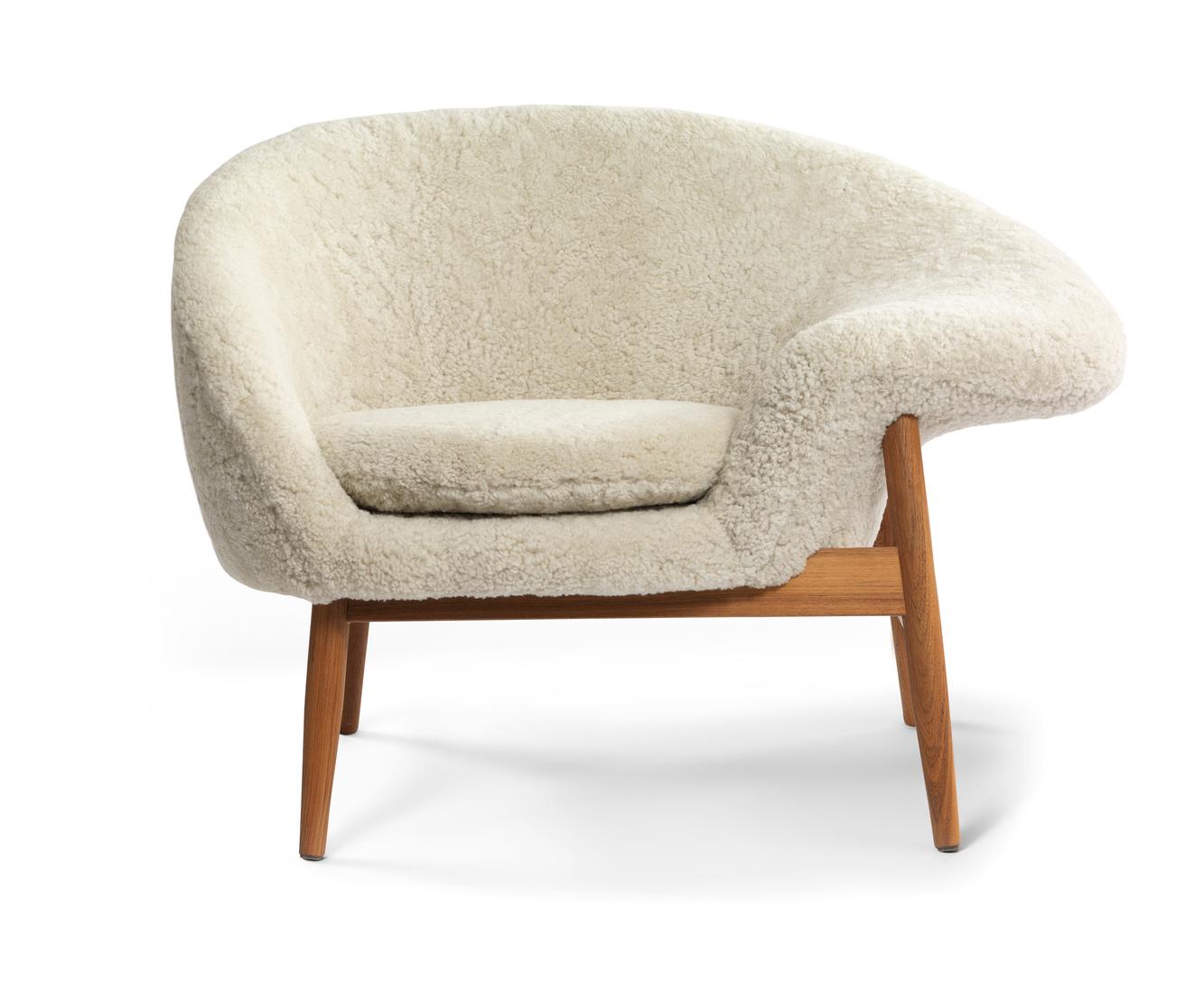 Fried egg right lounge chair sheepskin moonlight by Warm Nordic
Dimensions: D99 x W68 x H 68 cm
Material: Sheepskin,Textile or nubuck upholstery, Solid oiled teak
Weight: 25 kg
Also available in different colours and finishes. 

A unique
