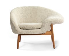 Fried Egg Right Lounge Chair Sheepskin Moonlight by Warm Nordic